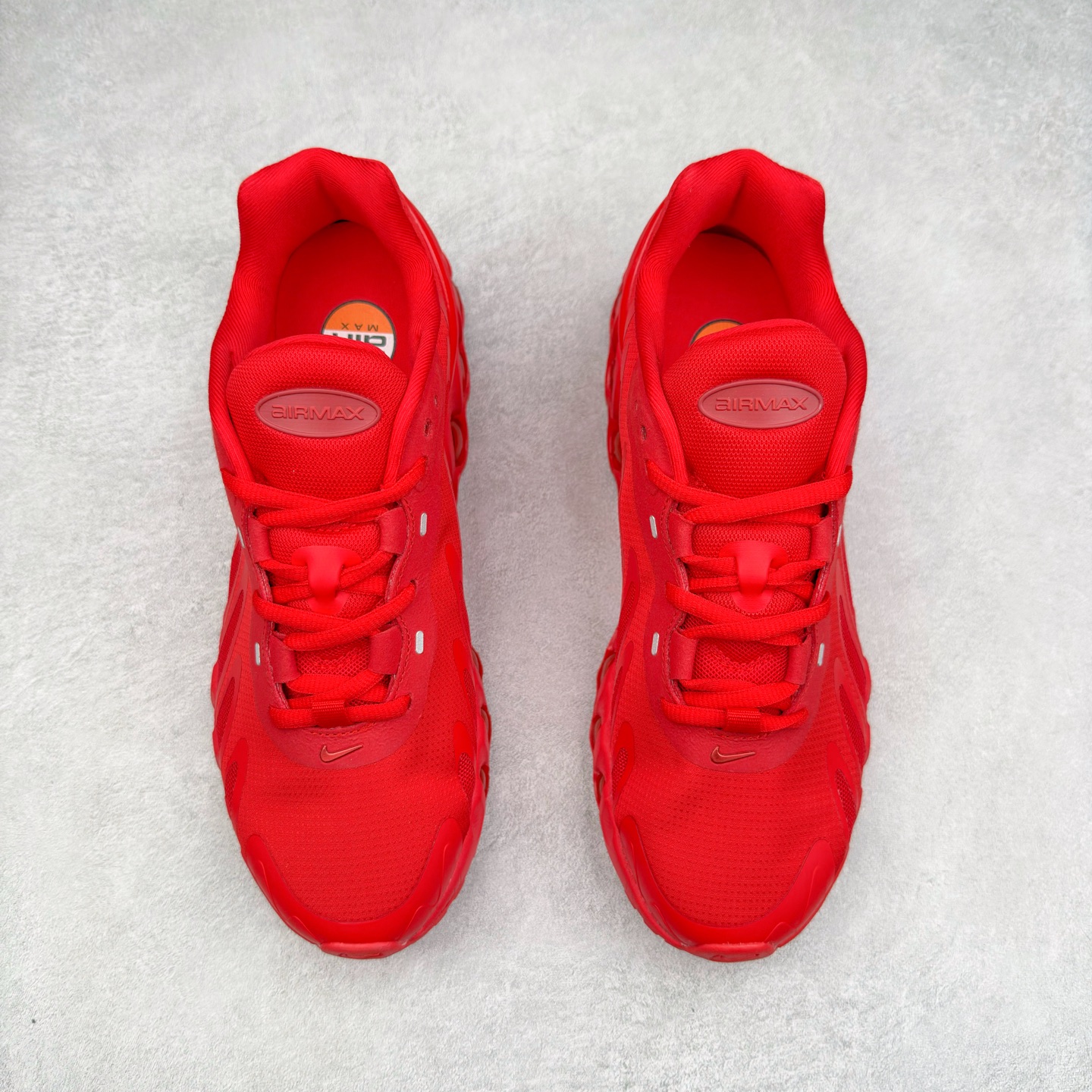 图片[2]-NK Air Max DN8 全掌科技气垫缓震运动跑鞋 FQ7860-019 DN8的核心亮点在于其八腔气垫结构 根据不同部位设定的气压值专为行走设计 提供卓越的舒适感 鞋面的设计让人联想到上世纪90年代末至2000年代初的多款Air Max 中底上系列圆形孔洞引发了热议 不少人将其与竞争品牌的缓震技术进行比较 例如K-SWISS 2010年代初推出的Tubes技 及以多孔鞋底闻名的品牌 尺码：36 36.5 37.5 38 38.5 39 40 40.5 41 42 42.5 43 44 44.5 45-选品中心