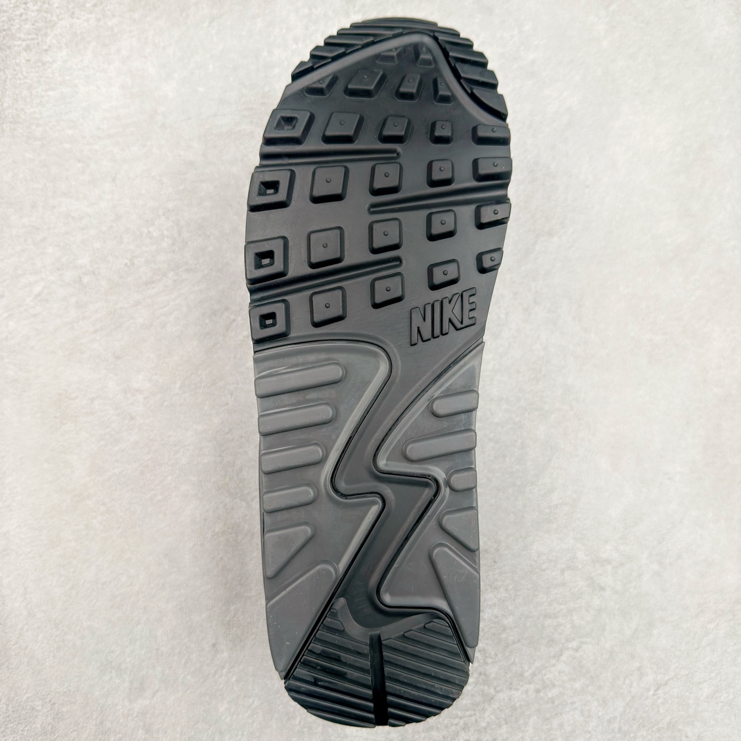 图片[9]-＃MX版 NK Air MAX 90 气垫复古减震跑步鞋 DM0029-007 经典重温 独家陆续补货 外单专供大厂出品 品质稳定 一百余色 终端操作 Air Max 90于1990年推出 来自Air Max系列 在Air Max 1的基础上改进而得 增加了气垫面积 外型上也更为流线 最特別的就是加入了菱纹塑胶嵌板 为Air Max 90增添了许多潮流气息 皮革鞋面 造就出色耐穿性和支撑力 Max Air缓震配置搭配泡棉中底 令Air Max 90轻盈而舒适 华夫格橡胶外底 铸就Air Max 90非凡的抓地力 而Air Max 90不仅是一双跑鞋 它成功跨越了时间的演进 成为了球鞋文化与潮流圈中最熟为人知的鞋款之一 尺码：36 36.5 37.5 38 38.5 39 40 40.5 41 42 42.5 43 44 44.5 45-选品中心