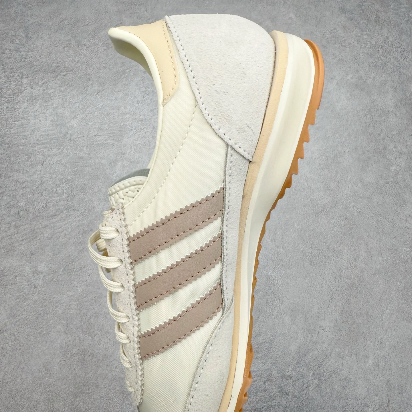 图片[7]-＃HP纯原 AD Wmns SL72 OG 系列德训足球风百搭低帮休闲运动板鞋 JH3794 采用高弹EVA+MODEL+RB三层组合底 区别市面RB一体大底 三层组合鞋底重量与原鞋一致 Originals 将有「T 头鞋」造型的诞生于 1972 年的 SL72 鞋款复刻带回 各位买鞋又有新选择了 1972 年 SL72 问世后 引领了后来阿迪达斯的跑鞋发展方向 其中「SL」代表了 Super Light 彰显了产品轻便的特性 1972 年 SL72 问世后 引领了后来阿迪达斯的跑鞋发展方向 其中「SL」代表了 Super Light 彰显了产品轻便的特性 这次 Originals 延续其轻质经典的基因 带来男女两款 SL72 男生款带来 SL72 RS 鞋型 RS 意为 Reshaped（重塑）鞋款在保留了经典的外观基础上 在尼龙材质里增加了填充物 使鞋型更加挺立和饱满 鞋头则更加圆润 鞋底的 EVA 材质则增加了鞋款的高度 女生款则带来 SL72 OG W 鞋型 OG 顾名思义则是致敬经典款式 相较于 RS（Reshaped）鞋款 鞋身更加纤细 其整体鞋身轮廓、线条、细节、材质上尊崇 70 年代 SL72 的设计 还原经典味道 尺码：36 36⅔ 37⅓ 38 38⅔ 39⅓ 40 40⅔ 41⅓ 42 42⅔ 43⅓ 44 44⅔ 45-选品中心