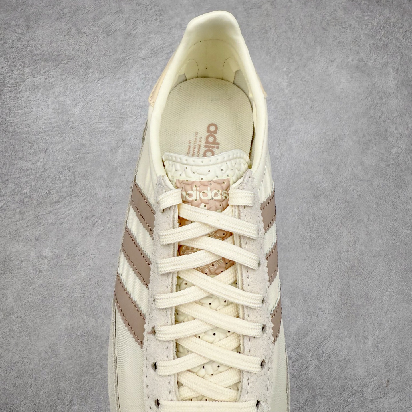 图片[5]-＃HP纯原 AD Wmns SL72 OG 系列德训足球风百搭低帮休闲运动板鞋 JH3794 采用高弹EVA+MODEL+RB三层组合底 区别市面RB一体大底 三层组合鞋底重量与原鞋一致 Originals 将有「T 头鞋」造型的诞生于 1972 年的 SL72 鞋款复刻带回 各位买鞋又有新选择了 1972 年 SL72 问世后 引领了后来阿迪达斯的跑鞋发展方向 其中「SL」代表了 Super Light 彰显了产品轻便的特性 1972 年 SL72 问世后 引领了后来阿迪达斯的跑鞋发展方向 其中「SL」代表了 Super Light 彰显了产品轻便的特性 这次 Originals 延续其轻质经典的基因 带来男女两款 SL72 男生款带来 SL72 RS 鞋型 RS 意为 Reshaped（重塑）鞋款在保留了经典的外观基础上 在尼龙材质里增加了填充物 使鞋型更加挺立和饱满 鞋头则更加圆润 鞋底的 EVA 材质则增加了鞋款的高度 女生款则带来 SL72 OG W 鞋型 OG 顾名思义则是致敬经典款式 相较于 RS（Reshaped）鞋款 鞋身更加纤细 其整体鞋身轮廓、线条、细节、材质上尊崇 70 年代 SL72 的设计 还原经典味道 尺码：36 36⅔ 37⅓ 38 38⅔ 39⅓ 40 40⅔ 41⅓ 42 42⅔ 43⅓ 44 44⅔ 45-选品中心