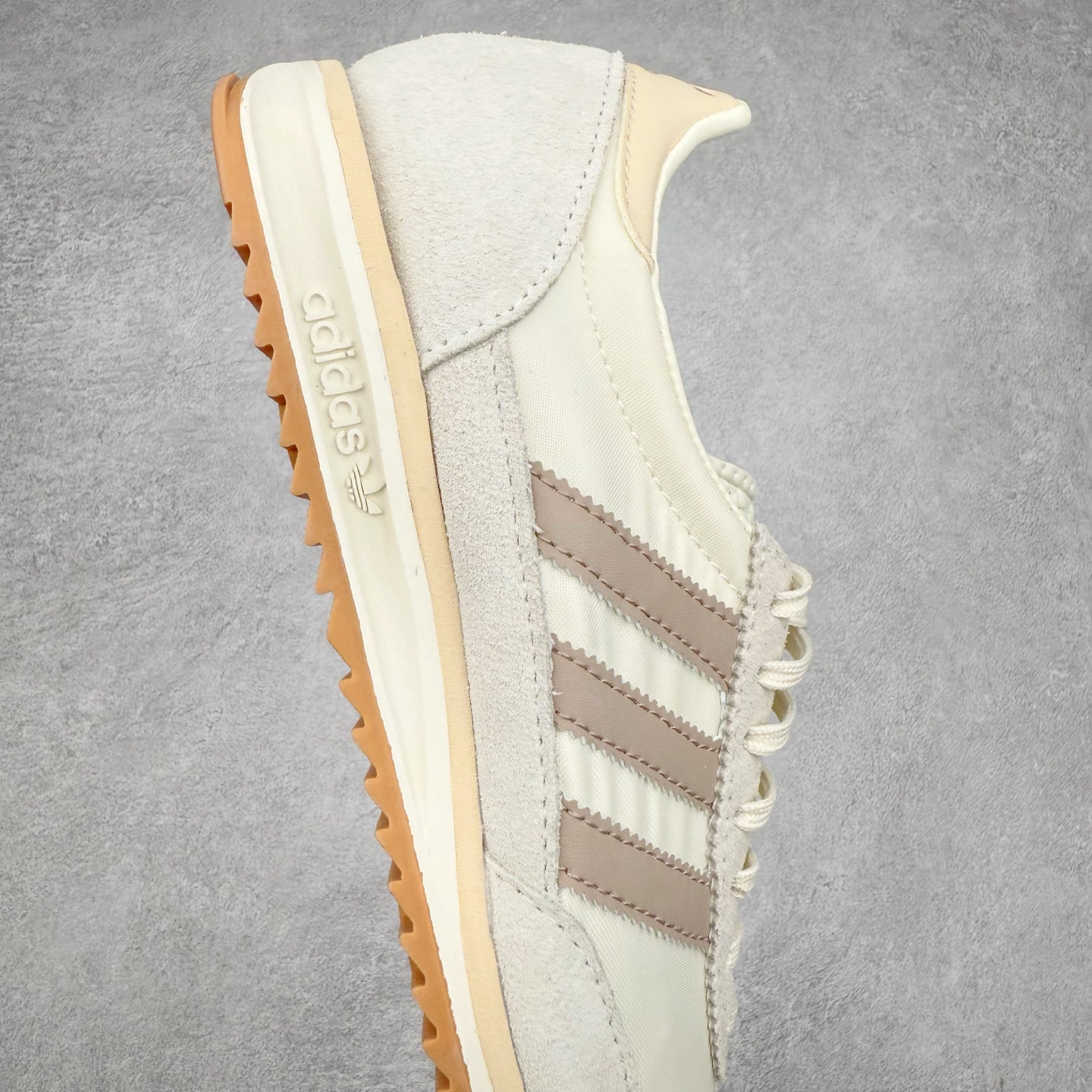 图片[6]-＃HP纯原 AD Wmns SL72 OG 系列德训足球风百搭低帮休闲运动板鞋 JH3794 采用高弹EVA+MODEL+RB三层组合底 区别市面RB一体大底 三层组合鞋底重量与原鞋一致 Originals 将有「T 头鞋」造型的诞生于 1972 年的 SL72 鞋款复刻带回 各位买鞋又有新选择了 1972 年 SL72 问世后 引领了后来阿迪达斯的跑鞋发展方向 其中「SL」代表了 Super Light 彰显了产品轻便的特性 1972 年 SL72 问世后 引领了后来阿迪达斯的跑鞋发展方向 其中「SL」代表了 Super Light 彰显了产品轻便的特性 这次 Originals 延续其轻质经典的基因 带来男女两款 SL72 男生款带来 SL72 RS 鞋型 RS 意为 Reshaped（重塑）鞋款在保留了经典的外观基础上 在尼龙材质里增加了填充物 使鞋型更加挺立和饱满 鞋头则更加圆润 鞋底的 EVA 材质则增加了鞋款的高度 女生款则带来 SL72 OG W 鞋型 OG 顾名思义则是致敬经典款式 相较于 RS（Reshaped）鞋款 鞋身更加纤细 其整体鞋身轮廓、线条、细节、材质上尊崇 70 年代 SL72 的设计 还原经典味道 尺码：36 36⅔ 37⅓ 38 38⅔ 39⅓ 40 40⅔ 41⅓ 42 42⅔ 43⅓ 44 44⅔ 45-选品中心