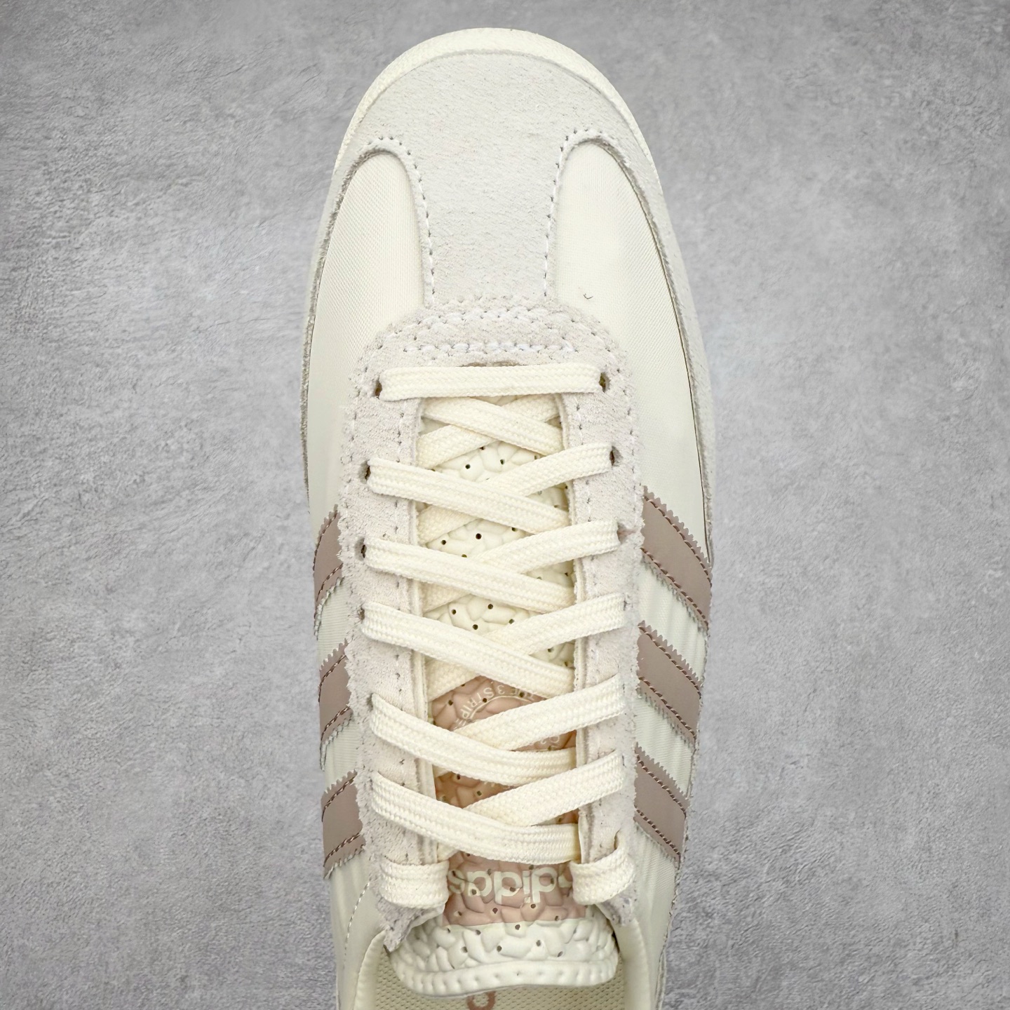 图片[4]-＃HP纯原 AD Wmns SL72 OG 系列德训足球风百搭低帮休闲运动板鞋 JH3794 采用高弹EVA+MODEL+RB三层组合底 区别市面RB一体大底 三层组合鞋底重量与原鞋一致 Originals 将有「T 头鞋」造型的诞生于 1972 年的 SL72 鞋款复刻带回 各位买鞋又有新选择了 1972 年 SL72 问世后 引领了后来阿迪达斯的跑鞋发展方向 其中「SL」代表了 Super Light 彰显了产品轻便的特性 1972 年 SL72 问世后 引领了后来阿迪达斯的跑鞋发展方向 其中「SL」代表了 Super Light 彰显了产品轻便的特性 这次 Originals 延续其轻质经典的基因 带来男女两款 SL72 男生款带来 SL72 RS 鞋型 RS 意为 Reshaped（重塑）鞋款在保留了经典的外观基础上 在尼龙材质里增加了填充物 使鞋型更加挺立和饱满 鞋头则更加圆润 鞋底的 EVA 材质则增加了鞋款的高度 女生款则带来 SL72 OG W 鞋型 OG 顾名思义则是致敬经典款式 相较于 RS（Reshaped）鞋款 鞋身更加纤细 其整体鞋身轮廓、线条、细节、材质上尊崇 70 年代 SL72 的设计 还原经典味道 尺码：36 36⅔ 37⅓ 38 38⅔ 39⅓ 40 40⅔ 41⅓ 42 42⅔ 43⅓ 44 44⅔ 45-选品中心