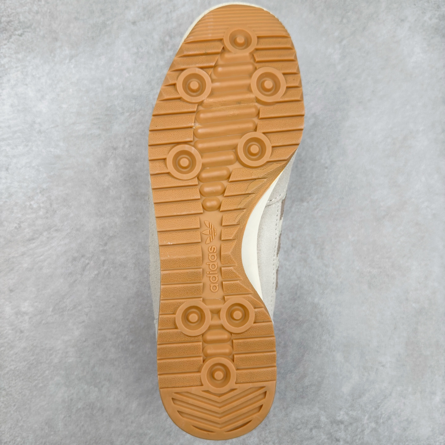 图片[9]-＃HP纯原 AD Wmns SL72 OG 系列德训足球风百搭低帮休闲运动板鞋 JH3794 采用高弹EVA+MODEL+RB三层组合底 区别市面RB一体大底 三层组合鞋底重量与原鞋一致 Originals 将有「T 头鞋」造型的诞生于 1972 年的 SL72 鞋款复刻带回 各位买鞋又有新选择了 1972 年 SL72 问世后 引领了后来阿迪达斯的跑鞋发展方向 其中「SL」代表了 Super Light 彰显了产品轻便的特性 1972 年 SL72 问世后 引领了后来阿迪达斯的跑鞋发展方向 其中「SL」代表了 Super Light 彰显了产品轻便的特性 这次 Originals 延续其轻质经典的基因 带来男女两款 SL72 男生款带来 SL72 RS 鞋型 RS 意为 Reshaped（重塑）鞋款在保留了经典的外观基础上 在尼龙材质里增加了填充物 使鞋型更加挺立和饱满 鞋头则更加圆润 鞋底的 EVA 材质则增加了鞋款的高度 女生款则带来 SL72 OG W 鞋型 OG 顾名思义则是致敬经典款式 相较于 RS（Reshaped）鞋款 鞋身更加纤细 其整体鞋身轮廓、线条、细节、材质上尊崇 70 年代 SL72 的设计 还原经典味道 尺码：36 36⅔ 37⅓ 38 38⅔ 39⅓ 40 40⅔ 41⅓ 42 42⅔ 43⅓ 44 44⅔ 45-选品中心