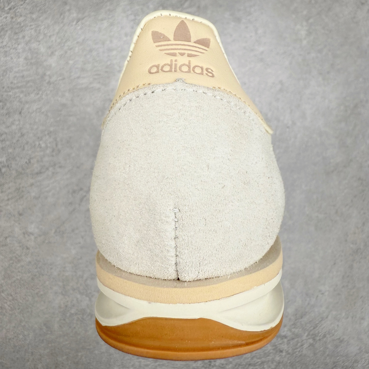 图片[8]-＃HP纯原 AD Wmns SL72 OG 系列德训足球风百搭低帮休闲运动板鞋 JH3794 采用高弹EVA+MODEL+RB三层组合底 区别市面RB一体大底 三层组合鞋底重量与原鞋一致 Originals 将有「T 头鞋」造型的诞生于 1972 年的 SL72 鞋款复刻带回 各位买鞋又有新选择了 1972 年 SL72 问世后 引领了后来阿迪达斯的跑鞋发展方向 其中「SL」代表了 Super Light 彰显了产品轻便的特性 1972 年 SL72 问世后 引领了后来阿迪达斯的跑鞋发展方向 其中「SL」代表了 Super Light 彰显了产品轻便的特性 这次 Originals 延续其轻质经典的基因 带来男女两款 SL72 男生款带来 SL72 RS 鞋型 RS 意为 Reshaped（重塑）鞋款在保留了经典的外观基础上 在尼龙材质里增加了填充物 使鞋型更加挺立和饱满 鞋头则更加圆润 鞋底的 EVA 材质则增加了鞋款的高度 女生款则带来 SL72 OG W 鞋型 OG 顾名思义则是致敬经典款式 相较于 RS（Reshaped）鞋款 鞋身更加纤细 其整体鞋身轮廓、线条、细节、材质上尊崇 70 年代 SL72 的设计 还原经典味道 尺码：36 36⅔ 37⅓ 38 38⅔ 39⅓ 40 40⅔ 41⅓ 42 42⅔ 43⅓ 44 44⅔ 45-选品中心