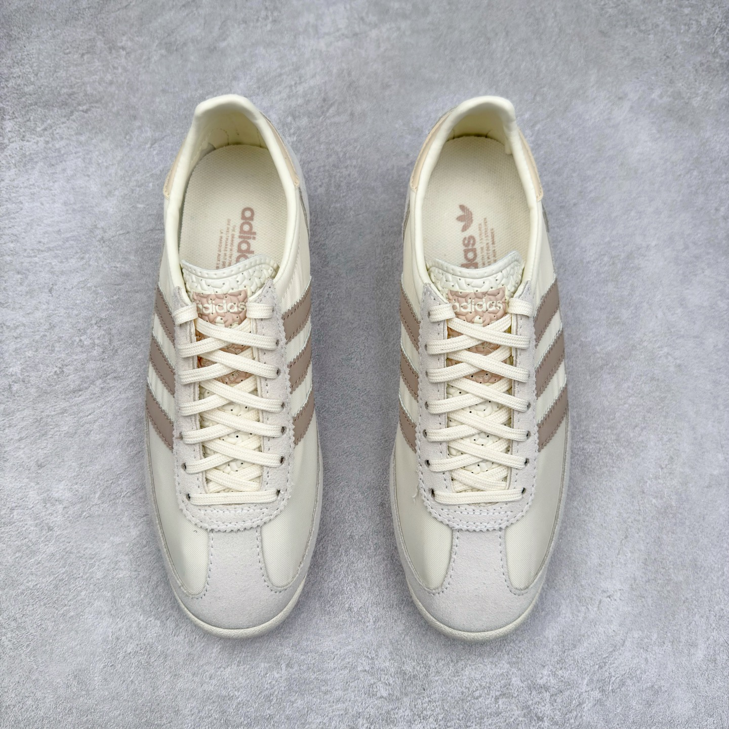 图片[2]-＃HP纯原 AD Wmns SL72 OG 系列德训足球风百搭低帮休闲运动板鞋 JH3794 采用高弹EVA+MODEL+RB三层组合底 区别市面RB一体大底 三层组合鞋底重量与原鞋一致 Originals 将有「T 头鞋」造型的诞生于 1972 年的 SL72 鞋款复刻带回 各位买鞋又有新选择了 1972 年 SL72 问世后 引领了后来阿迪达斯的跑鞋发展方向 其中「SL」代表了 Super Light 彰显了产品轻便的特性 1972 年 SL72 问世后 引领了后来阿迪达斯的跑鞋发展方向 其中「SL」代表了 Super Light 彰显了产品轻便的特性 这次 Originals 延续其轻质经典的基因 带来男女两款 SL72 男生款带来 SL72 RS 鞋型 RS 意为 Reshaped（重塑）鞋款在保留了经典的外观基础上 在尼龙材质里增加了填充物 使鞋型更加挺立和饱满 鞋头则更加圆润 鞋底的 EVA 材质则增加了鞋款的高度 女生款则带来 SL72 OG W 鞋型 OG 顾名思义则是致敬经典款式 相较于 RS（Reshaped）鞋款 鞋身更加纤细 其整体鞋身轮廓、线条、细节、材质上尊崇 70 年代 SL72 的设计 还原经典味道 尺码：36 36⅔ 37⅓ 38 38⅔ 39⅓ 40 40⅔ 41⅓ 42 42⅔ 43⅓ 44 44⅔ 45-选品中心