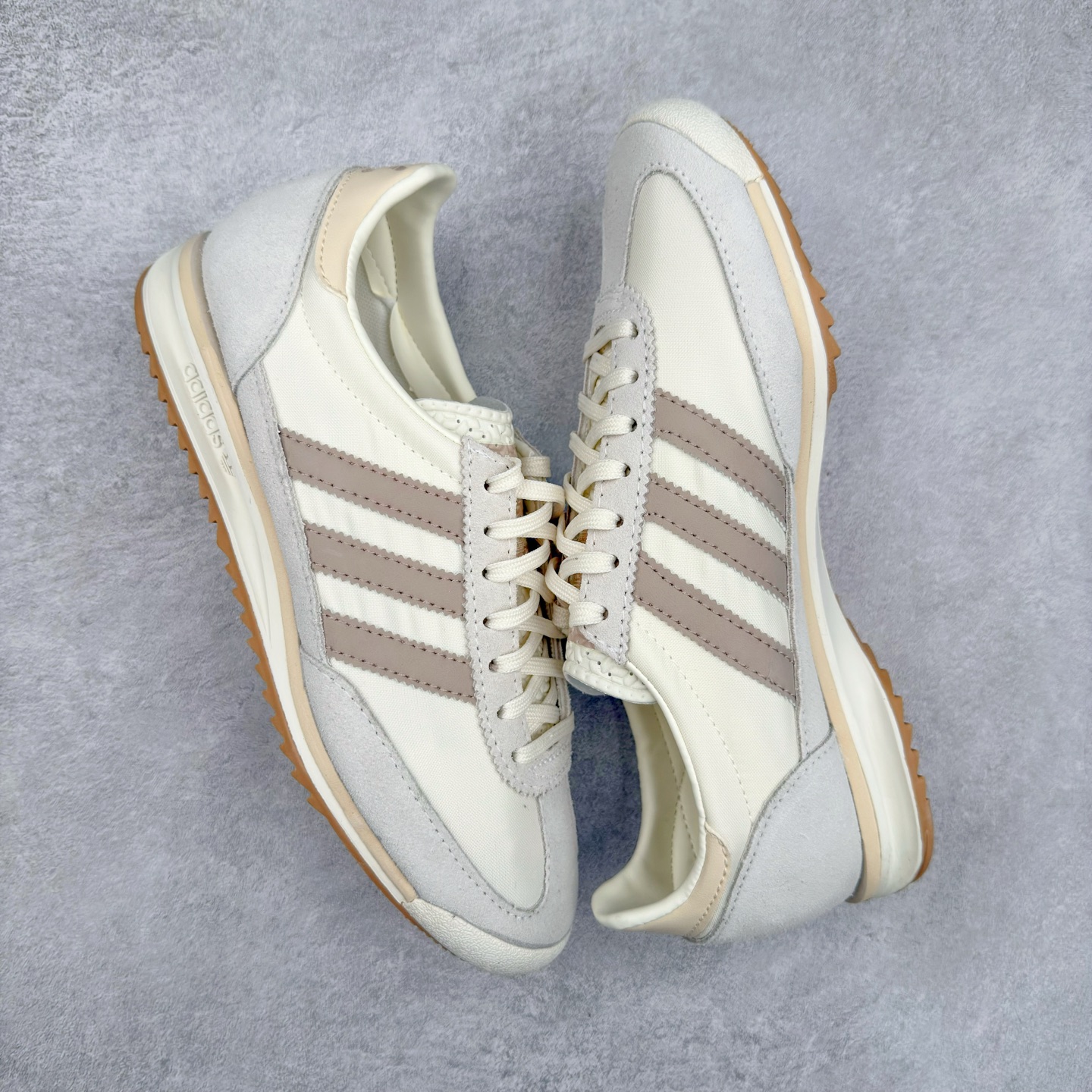 图片[3]-＃HP纯原 AD Wmns SL72 OG 系列德训足球风百搭低帮休闲运动板鞋 JH3794 采用高弹EVA+MODEL+RB三层组合底 区别市面RB一体大底 三层组合鞋底重量与原鞋一致 Originals 将有「T 头鞋」造型的诞生于 1972 年的 SL72 鞋款复刻带回 各位买鞋又有新选择了 1972 年 SL72 问世后 引领了后来阿迪达斯的跑鞋发展方向 其中「SL」代表了 Super Light 彰显了产品轻便的特性 1972 年 SL72 问世后 引领了后来阿迪达斯的跑鞋发展方向 其中「SL」代表了 Super Light 彰显了产品轻便的特性 这次 Originals 延续其轻质经典的基因 带来男女两款 SL72 男生款带来 SL72 RS 鞋型 RS 意为 Reshaped（重塑）鞋款在保留了经典的外观基础上 在尼龙材质里增加了填充物 使鞋型更加挺立和饱满 鞋头则更加圆润 鞋底的 EVA 材质则增加了鞋款的高度 女生款则带来 SL72 OG W 鞋型 OG 顾名思义则是致敬经典款式 相较于 RS（Reshaped）鞋款 鞋身更加纤细 其整体鞋身轮廓、线条、细节、材质上尊崇 70 年代 SL72 的设计 还原经典味道 尺码：36 36⅔ 37⅓ 38 38⅔ 39⅓ 40 40⅔ 41⅓ 42 42⅔ 43⅓ 44 44⅔ 45-选品中心