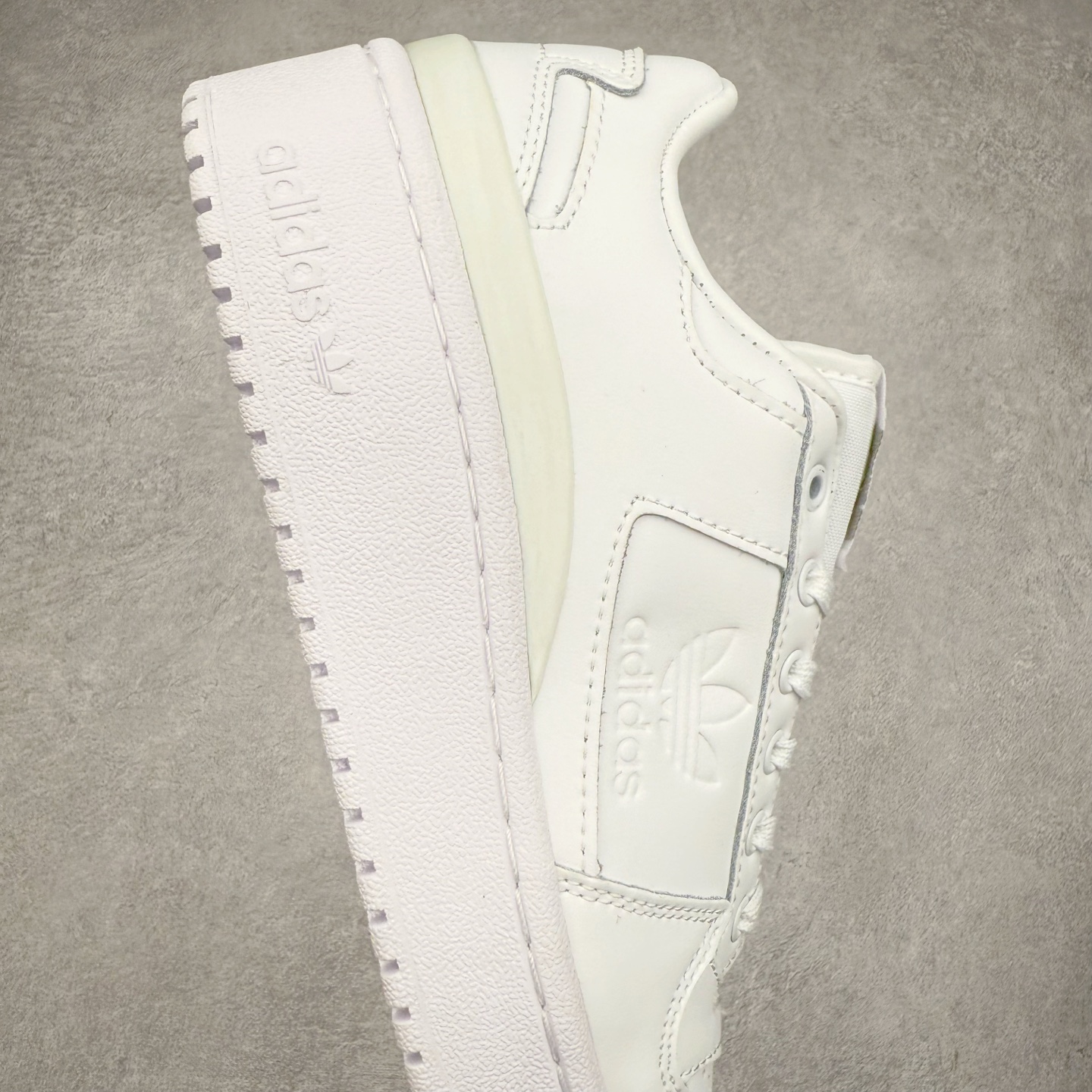 图片[6]-AD Forum 84 Low OG 低帮百搭潮流休闲运动板鞋 FY9042 以复古篮球鞋的外形为基础 采用皮革拼接 简约百搭 更加贴合舒适 中底内侧网格造型起到点睛之笔 外底橡胶 更显复古 尺码：36 36.5 37.5 38 38.5 39 40 40.5 41 42 42.5 43 44 44.5 45-选品中心