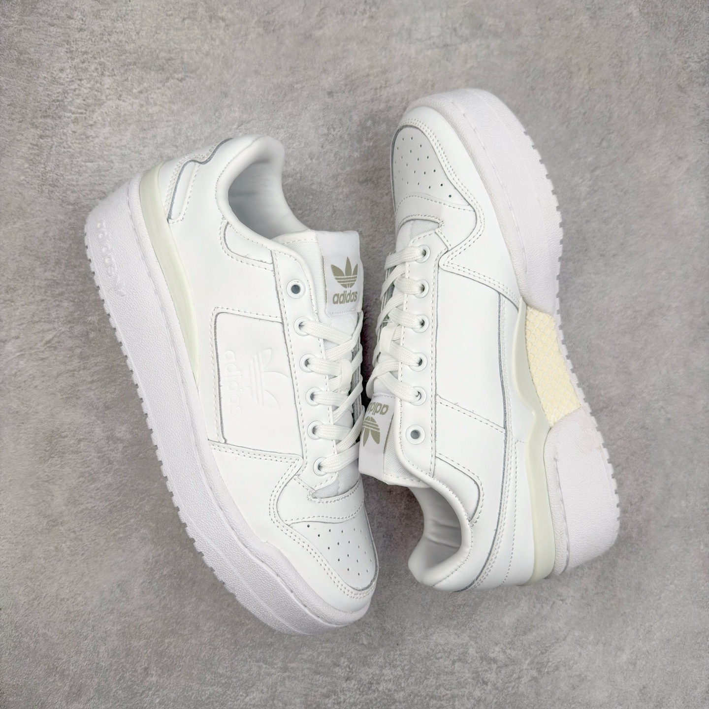 图片[3]-AD Forum 84 Low OG 低帮百搭潮流休闲运动板鞋 FY9042 以复古篮球鞋的外形为基础 采用皮革拼接 简约百搭 更加贴合舒适 中底内侧网格造型起到点睛之笔 外底橡胶 更显复古 尺码：36 36.5 37.5 38 38.5 39 40 40.5 41 42 42.5 43 44 44.5 45-选品中心