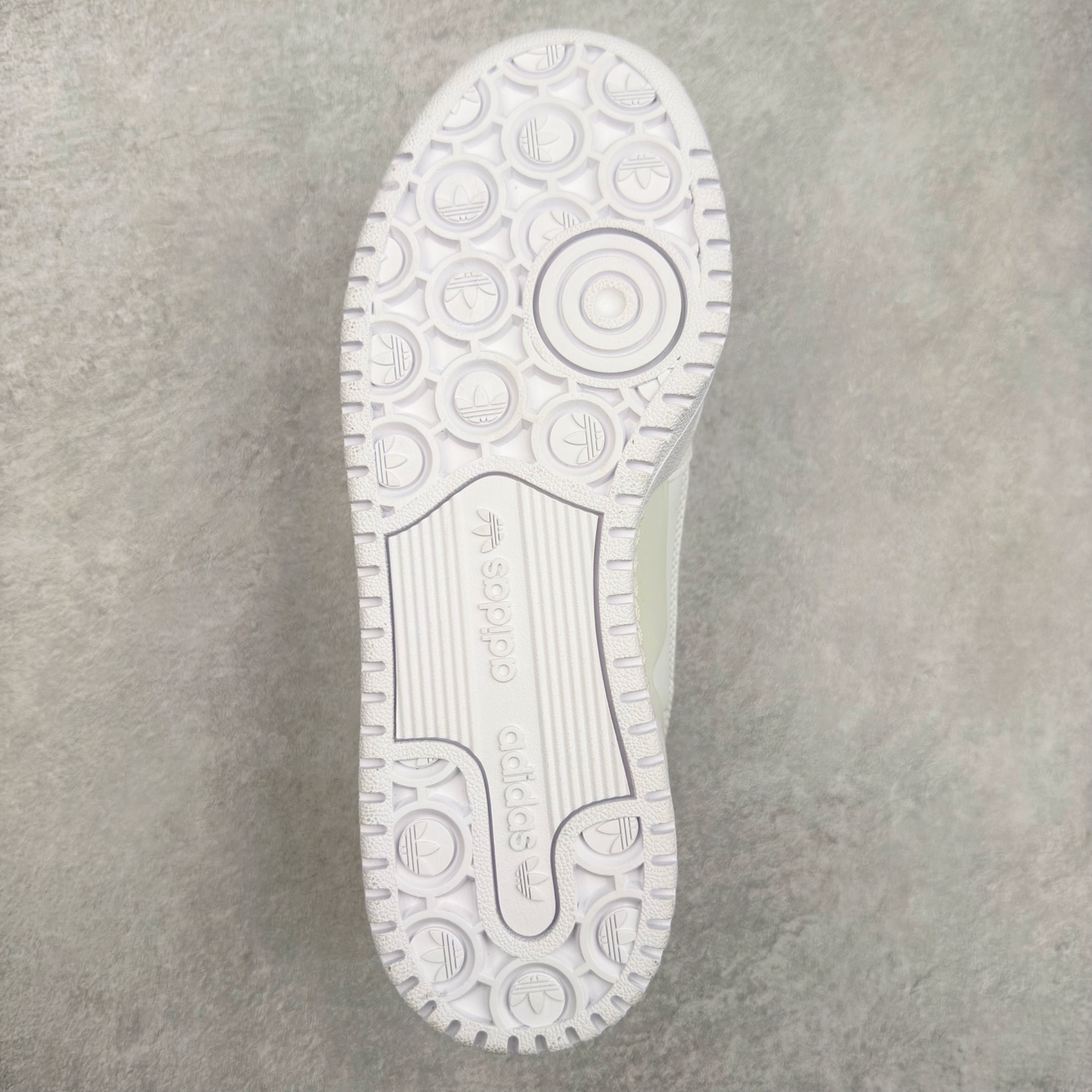 图片[9]-AD Forum 84 Low OG 低帮百搭潮流休闲运动板鞋 FY9042 以复古篮球鞋的外形为基础 采用皮革拼接 简约百搭 更加贴合舒适 中底内侧网格造型起到点睛之笔 外底橡胶 更显复古 尺码：36 36.5 37.5 38 38.5 39 40 40.5 41 42 42.5 43 44 44.5 45-选品中心