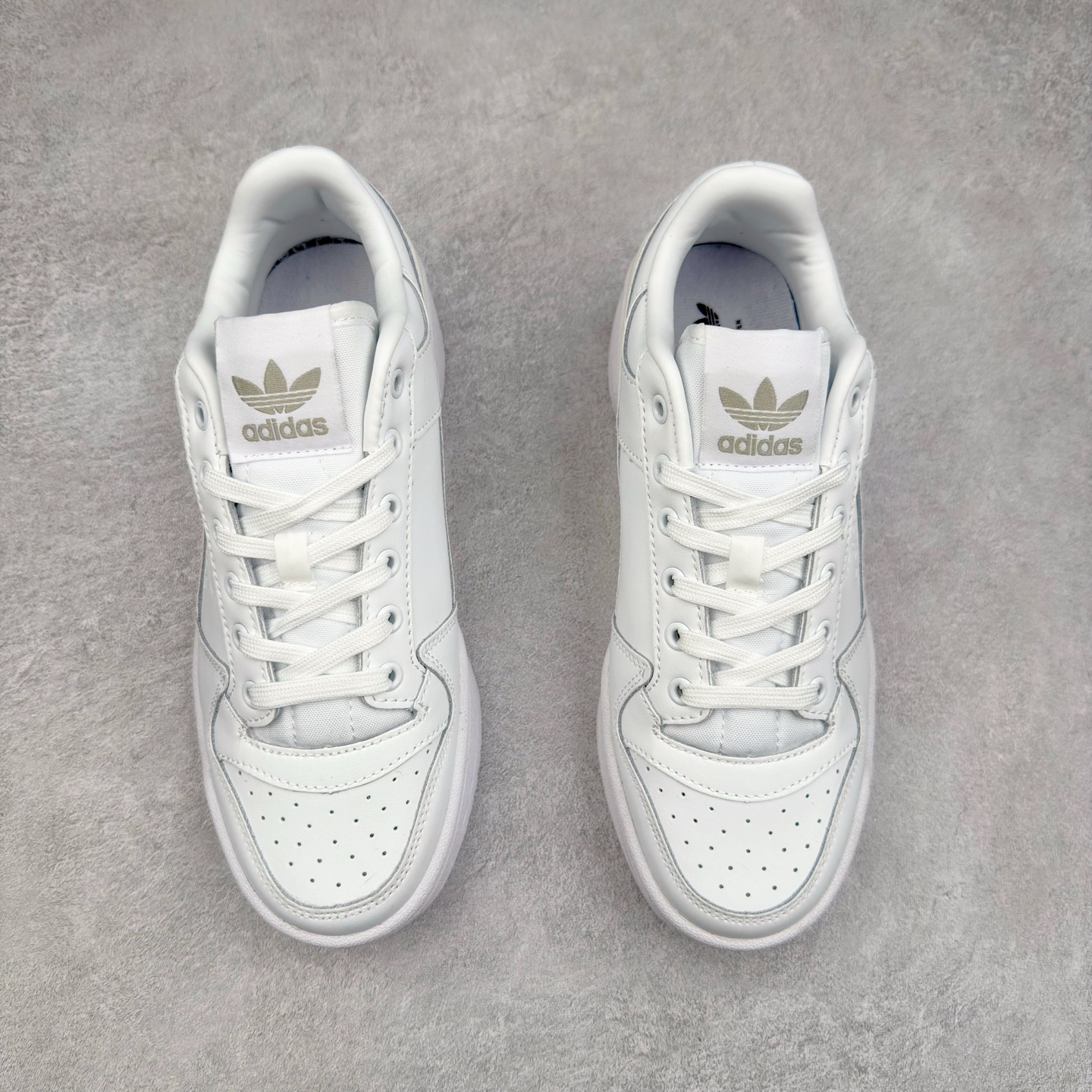 图片[2]-AD Forum 84 Low OG 低帮百搭潮流休闲运动板鞋 FY9042 以复古篮球鞋的外形为基础 采用皮革拼接 简约百搭 更加贴合舒适 中底内侧网格造型起到点睛之笔 外底橡胶 更显复古 尺码：36 36.5 37.5 38 38.5 39 40 40.5 41 42 42.5 43 44 44.5 45-选品中心