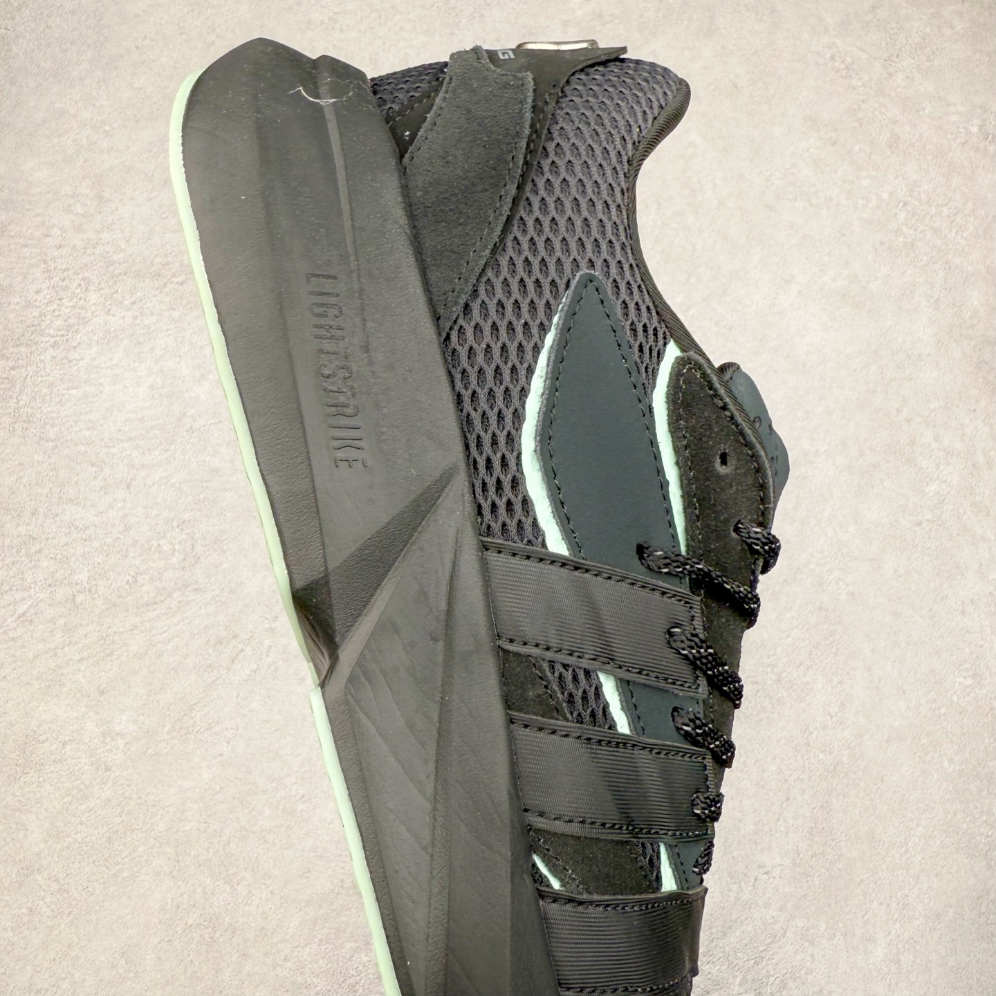 图片[6]-AD LIGHTBLAZE 流光舒适防滑耐磨低帮跑步鞋 JR1058 前卫的专业跑鞋风格造型，LIGHTBLAZE延续了竞速美学的流线轮廓，保留住了与 AdizeroAdios Pro Evo 1相类似厚底理念和「宽三道杠」的视觉元素。尺码：36 36.5 37.5 38 38.5 39 40 40.5 41 42 42.5 43 44 44.5 45-选品中心