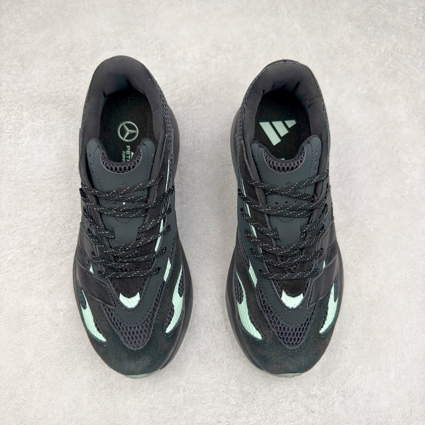 图片[2]-AD LIGHTBLAZE 流光舒适防滑耐磨低帮跑步鞋 JR1058 前卫的专业跑鞋风格造型，LIGHTBLAZE延续了竞速美学的流线轮廓，保留住了与 AdizeroAdios Pro Evo 1相类似厚底理念和「宽三道杠」的视觉元素。尺码：36 36.5 37.5 38 38.5 39 40 40.5 41 42 42.5 43 44 44.5 45-选品中心