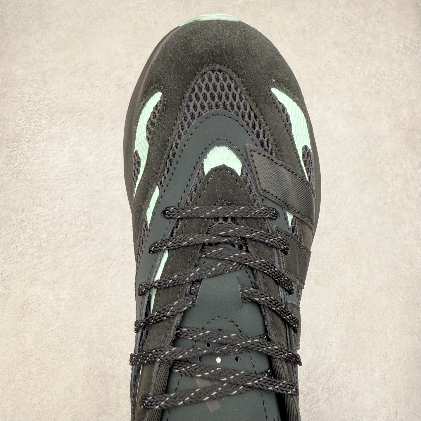 图片[4]-AD LIGHTBLAZE 流光舒适防滑耐磨低帮跑步鞋 JR1058 前卫的专业跑鞋风格造型，LIGHTBLAZE延续了竞速美学的流线轮廓，保留住了与 AdizeroAdios Pro Evo 1相类似厚底理念和「宽三道杠」的视觉元素。尺码：36 36.5 37.5 38 38.5 39 40 40.5 41 42 42.5 43 44 44.5 45-选品中心