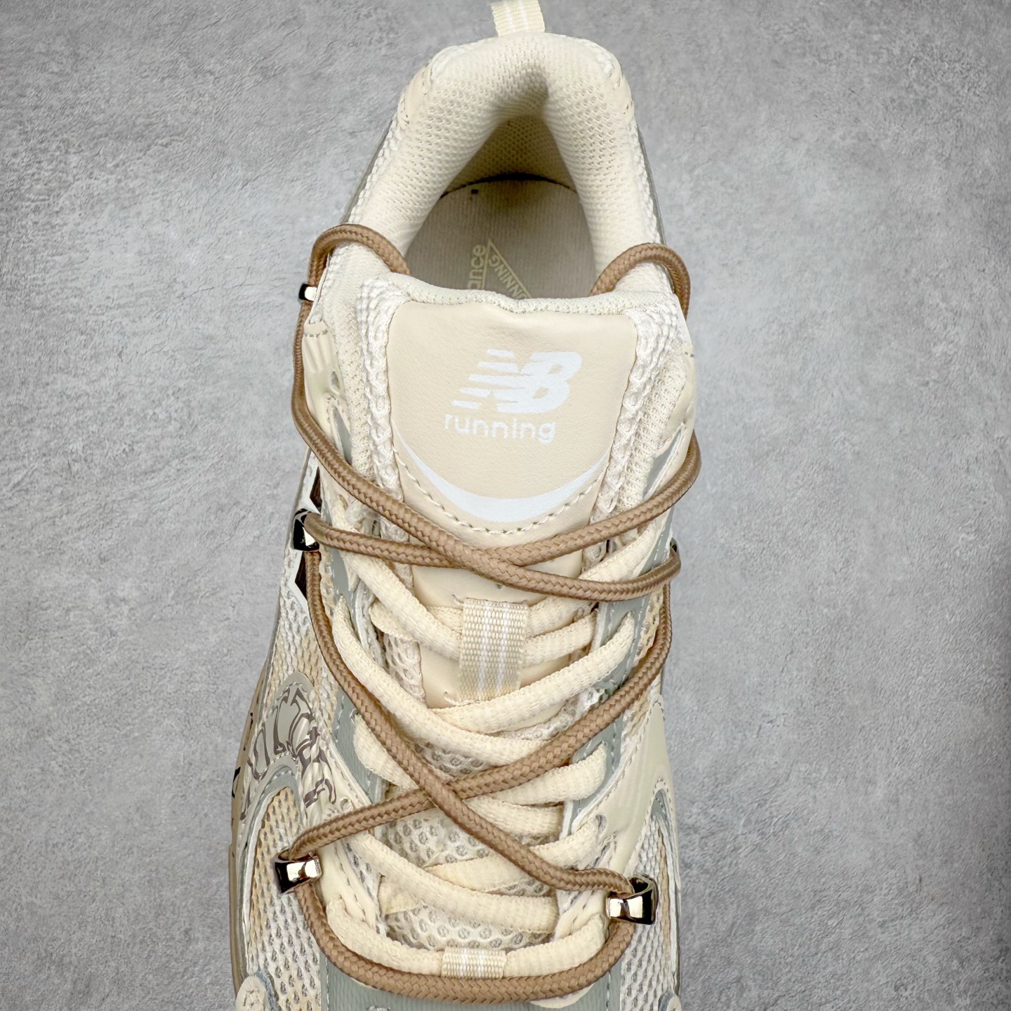 图片[5]-New Balance NB530 新百伦复古透气跑步鞋 抛弃过往以皮革为主的人气轮廓 以极具复古风范的跑鞋外观呈现 设计上全鞋以简约清爽的纯白色作基底 鞋身覆盖大面积织物网眼材质 并于鞋头、鞋带孔眼片等细节处点缀对比鲜明的反光银镀层凸显 鞋舌、侧身等位置则辅以一贯的「N」字标志和品牌徽标彰显身份 最后通过搭载的 ABZORB 缓震中底完善整体造型 尺码：36 37 37.5 38 38.5 39 40 40.5 41 42 42.5 43 44 45-选品中心