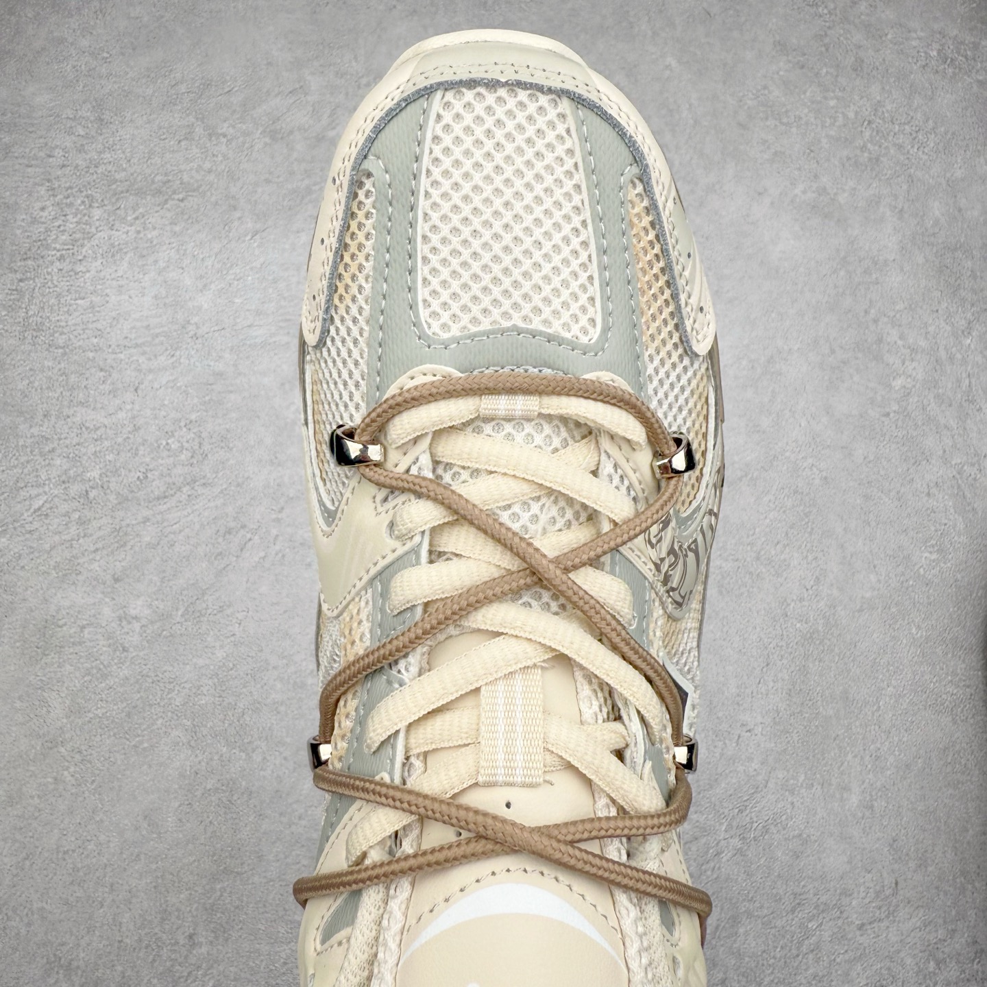 图片[4]-New Balance NB530 新百伦复古透气跑步鞋 抛弃过往以皮革为主的人气轮廓 以极具复古风范的跑鞋外观呈现 设计上全鞋以简约清爽的纯白色作基底 鞋身覆盖大面积织物网眼材质 并于鞋头、鞋带孔眼片等细节处点缀对比鲜明的反光银镀层凸显 鞋舌、侧身等位置则辅以一贯的「N」字标志和品牌徽标彰显身份 最后通过搭载的 ABZORB 缓震中底完善整体造型 尺码：36 37 37.5 38 38.5 39 40 40.5 41 42 42.5 43 44 45-选品中心