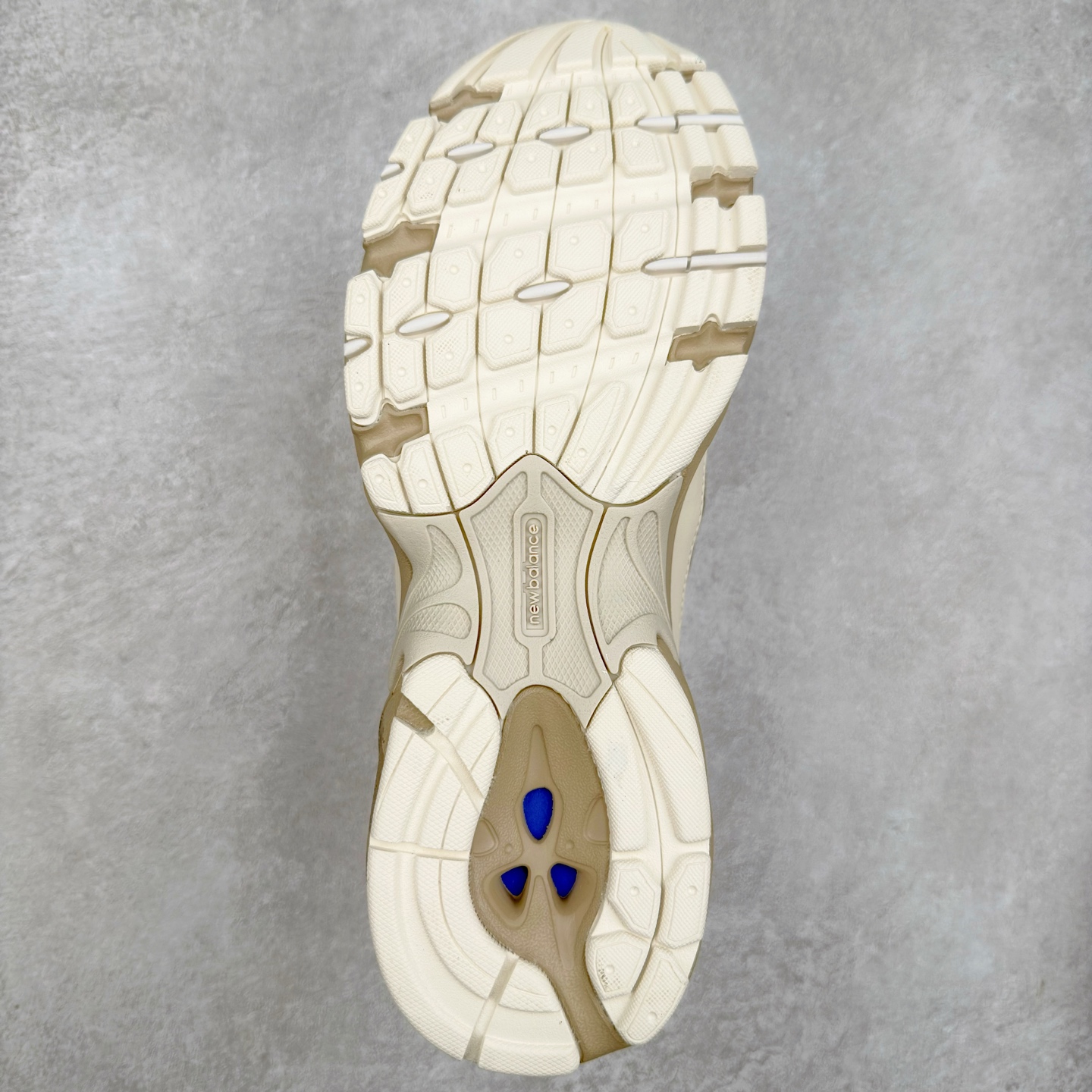 图片[9]-New Balance NB530 新百伦复古透气跑步鞋 抛弃过往以皮革为主的人气轮廓 以极具复古风范的跑鞋外观呈现 设计上全鞋以简约清爽的纯白色作基底 鞋身覆盖大面积织物网眼材质 并于鞋头、鞋带孔眼片等细节处点缀对比鲜明的反光银镀层凸显 鞋舌、侧身等位置则辅以一贯的「N」字标志和品牌徽标彰显身份 最后通过搭载的 ABZORB 缓震中底完善整体造型 尺码：36 37 37.5 38 38.5 39 40 40.5 41 42 42.5 43 44 45-选品中心