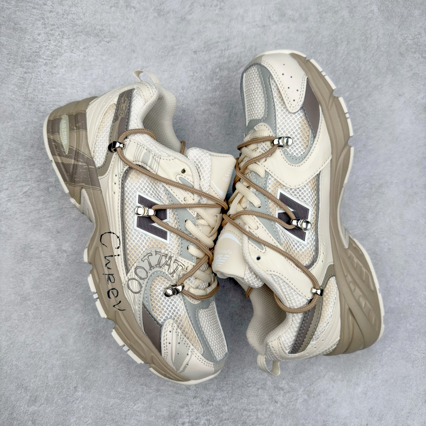 图片[3]-New Balance NB530 新百伦复古透气跑步鞋 抛弃过往以皮革为主的人气轮廓 以极具复古风范的跑鞋外观呈现 设计上全鞋以简约清爽的纯白色作基底 鞋身覆盖大面积织物网眼材质 并于鞋头、鞋带孔眼片等细节处点缀对比鲜明的反光银镀层凸显 鞋舌、侧身等位置则辅以一贯的「N」字标志和品牌徽标彰显身份 最后通过搭载的 ABZORB 缓震中底完善整体造型 尺码：36 37 37.5 38 38.5 39 40 40.5 41 42 42.5 43 44 45-选品中心