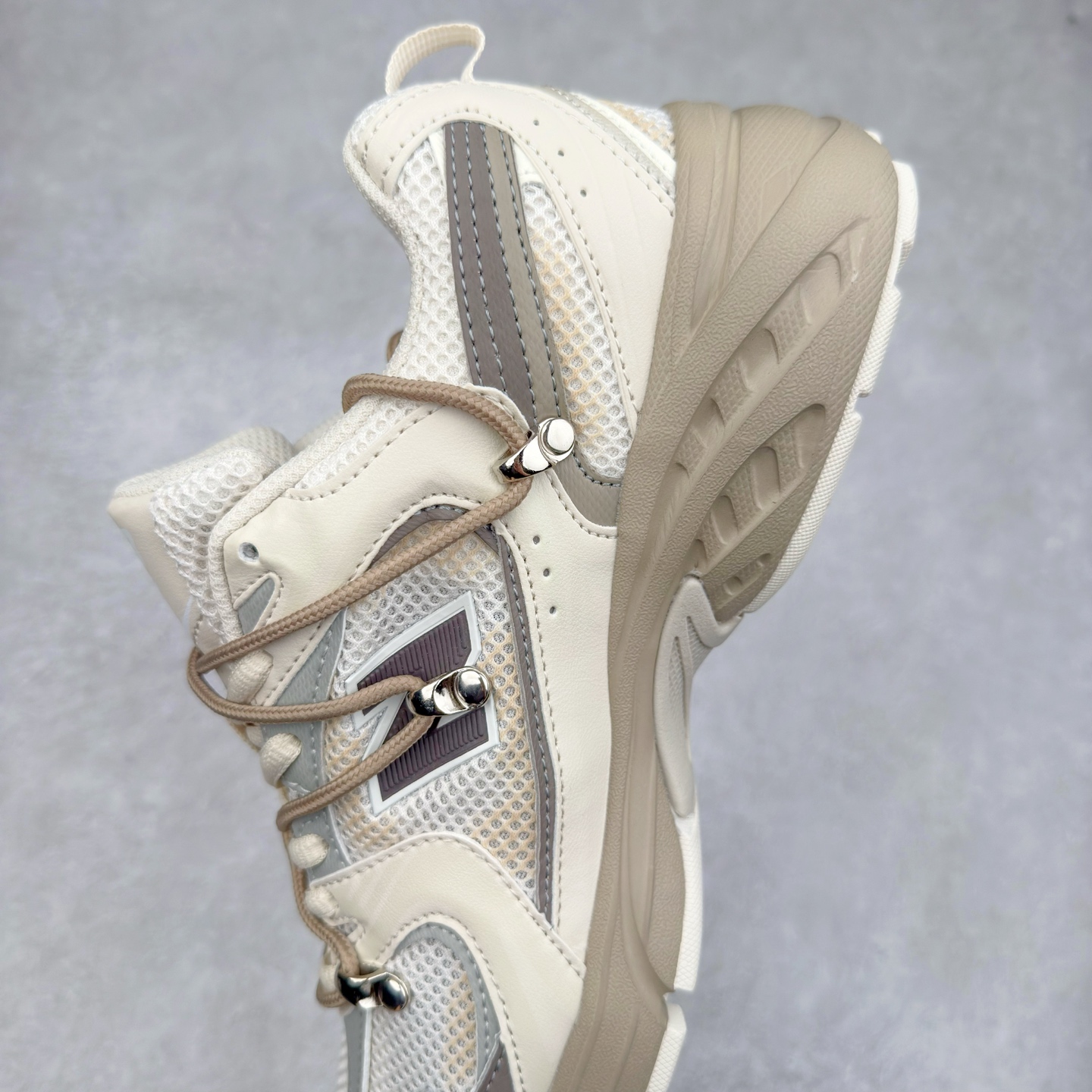 图片[7]-New Balance NB530 新百伦复古透气跑步鞋 抛弃过往以皮革为主的人气轮廓 以极具复古风范的跑鞋外观呈现 设计上全鞋以简约清爽的纯白色作基底 鞋身覆盖大面积织物网眼材质 并于鞋头、鞋带孔眼片等细节处点缀对比鲜明的反光银镀层凸显 鞋舌、侧身等位置则辅以一贯的「N」字标志和品牌徽标彰显身份 最后通过搭载的 ABZORB 缓震中底完善整体造型 尺码：36 37 37.5 38 38.5 39 40 40.5 41 42 42.5 43 44 45-选品中心