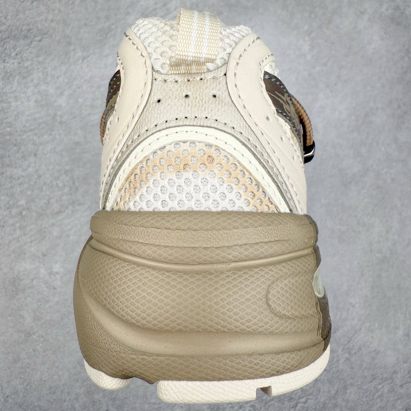 图片[8]-New Balance NB530 新百伦复古透气跑步鞋 抛弃过往以皮革为主的人气轮廓 以极具复古风范的跑鞋外观呈现 设计上全鞋以简约清爽的纯白色作基底 鞋身覆盖大面积织物网眼材质 并于鞋头、鞋带孔眼片等细节处点缀对比鲜明的反光银镀层凸显 鞋舌、侧身等位置则辅以一贯的「N」字标志和品牌徽标彰显身份 最后通过搭载的 ABZORB 缓震中底完善整体造型 尺码：36 37 37.5 38 38.5 39 40 40.5 41 42 42.5 43 44 45-选品中心