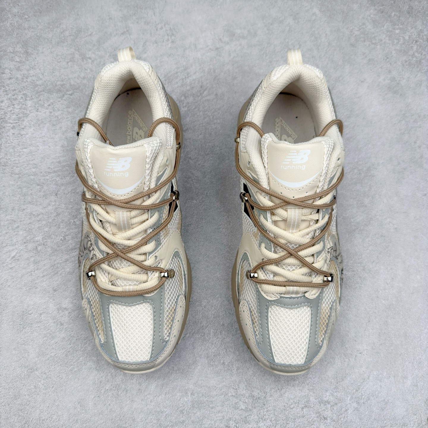 图片[2]-New Balance NB530 新百伦复古透气跑步鞋 抛弃过往以皮革为主的人气轮廓 以极具复古风范的跑鞋外观呈现 设计上全鞋以简约清爽的纯白色作基底 鞋身覆盖大面积织物网眼材质 并于鞋头、鞋带孔眼片等细节处点缀对比鲜明的反光银镀层凸显 鞋舌、侧身等位置则辅以一贯的「N」字标志和品牌徽标彰显身份 最后通过搭载的 ABZORB 缓震中底完善整体造型 尺码：36 37 37.5 38 38.5 39 40 40.5 41 42 42.5 43 44 45-选品中心