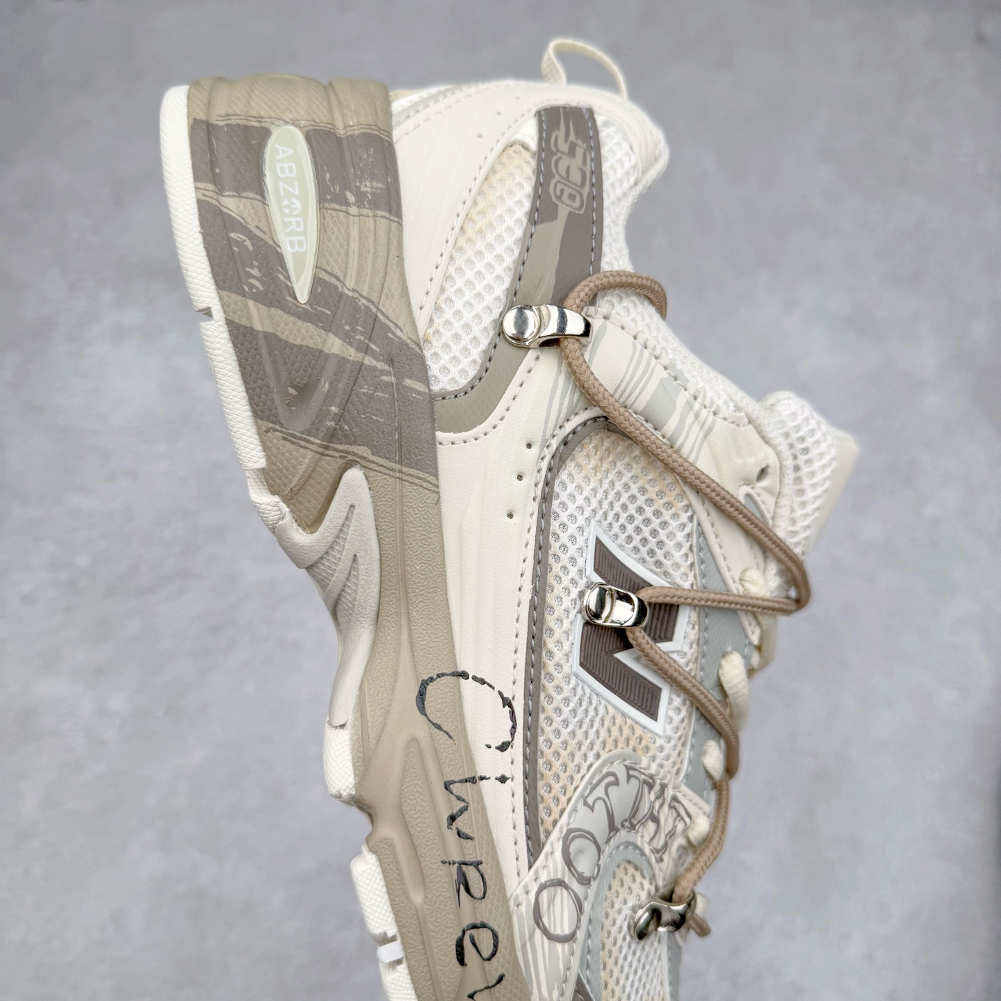 图片[6]-New Balance NB530 新百伦复古透气跑步鞋 抛弃过往以皮革为主的人气轮廓 以极具复古风范的跑鞋外观呈现 设计上全鞋以简约清爽的纯白色作基底 鞋身覆盖大面积织物网眼材质 并于鞋头、鞋带孔眼片等细节处点缀对比鲜明的反光银镀层凸显 鞋舌、侧身等位置则辅以一贯的「N」字标志和品牌徽标彰显身份 最后通过搭载的 ABZORB 缓震中底完善整体造型 尺码：36 37 37.5 38 38.5 39 40 40.5 41 42 42.5 43 44 45-选品中心