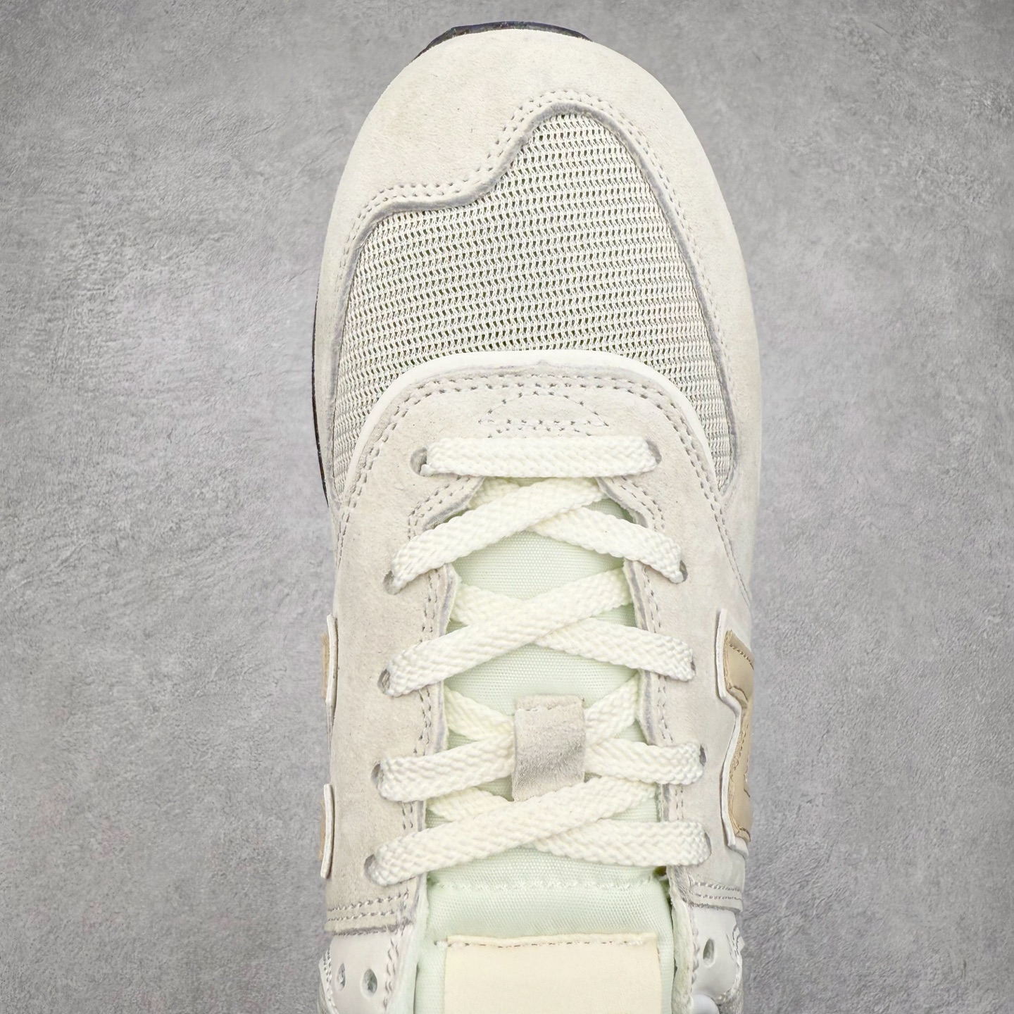 图片[4]-Stone Island x NB新百伦New Balance U574升级版系列低帮复古休闲运动慢跑鞋“石头岛联名军绿灰”U574LGST Stone Island x New Balance 574 Legacy迎来国内登场。作为双方的联名新品，一改此前的迎合跑鞋鞋型，采用更加适合日常穿搭上脚的 New Balance 574 Legacy 很难不让玩家动心，尤其是热衷 Stone Island 的岛民朋友。而此次更是采用 574 Legacy 作为蓝本，鞋款规格以及做工上更加精良。此次双方在配色选择上军绿色以及灰色作为主调，凸显出与 Stone Island 联名的硬核气质。优质的鞋身材质，也让整双鞋在熟悉的鞋型设计上，焕发出新的生机。鞋舌、鞋跟以及鞋垫点缀 Stone Island 标志性 LOGO，防撕裂织物鞋面、ABZORB 中底保证日常上脚的舒适度。尺码：36 36.5 37.5 38 38.5 39.5 40 40.5 41.5 42 42.5 43 44 45 46-选品中心