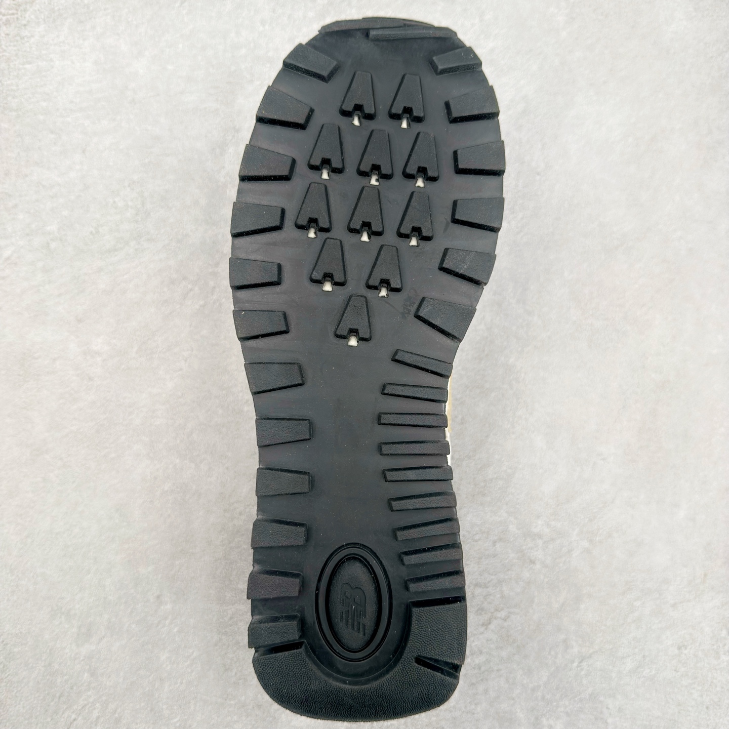 图片[9]-Stone Island x NB新百伦New Balance U574升级版系列低帮复古休闲运动慢跑鞋“石头岛联名军绿灰”U574LGST Stone Island x New Balance 574 Legacy迎来国内登场。作为双方的联名新品，一改此前的迎合跑鞋鞋型，采用更加适合日常穿搭上脚的 New Balance 574 Legacy 很难不让玩家动心，尤其是热衷 Stone Island 的岛民朋友。而此次更是采用 574 Legacy 作为蓝本，鞋款规格以及做工上更加精良。此次双方在配色选择上军绿色以及灰色作为主调，凸显出与 Stone Island 联名的硬核气质。优质的鞋身材质，也让整双鞋在熟悉的鞋型设计上，焕发出新的生机。鞋舌、鞋跟以及鞋垫点缀 Stone Island 标志性 LOGO，防撕裂织物鞋面、ABZORB 中底保证日常上脚的舒适度。尺码：36 36.5 37.5 38 38.5 39.5 40 40.5 41.5 42 42.5 43 44 45 46-选品中心