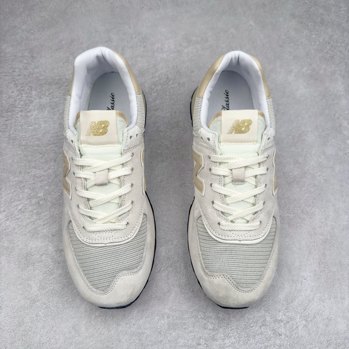 图片[2]-Stone Island x NB新百伦New Balance U574升级版系列低帮复古休闲运动慢跑鞋“石头岛联名军绿灰”U574LGST Stone Island x New Balance 574 Legacy迎来国内登场。作为双方的联名新品，一改此前的迎合跑鞋鞋型，采用更加适合日常穿搭上脚的 New Balance 574 Legacy 很难不让玩家动心，尤其是热衷 Stone Island 的岛民朋友。而此次更是采用 574 Legacy 作为蓝本，鞋款规格以及做工上更加精良。此次双方在配色选择上军绿色以及灰色作为主调，凸显出与 Stone Island 联名的硬核气质。优质的鞋身材质，也让整双鞋在熟悉的鞋型设计上，焕发出新的生机。鞋舌、鞋跟以及鞋垫点缀 Stone Island 标志性 LOGO，防撕裂织物鞋面、ABZORB 中底保证日常上脚的舒适度。尺码：36 36.5 37.5 38 38.5 39.5 40 40.5 41.5 42 42.5 43 44 45 46-选品中心