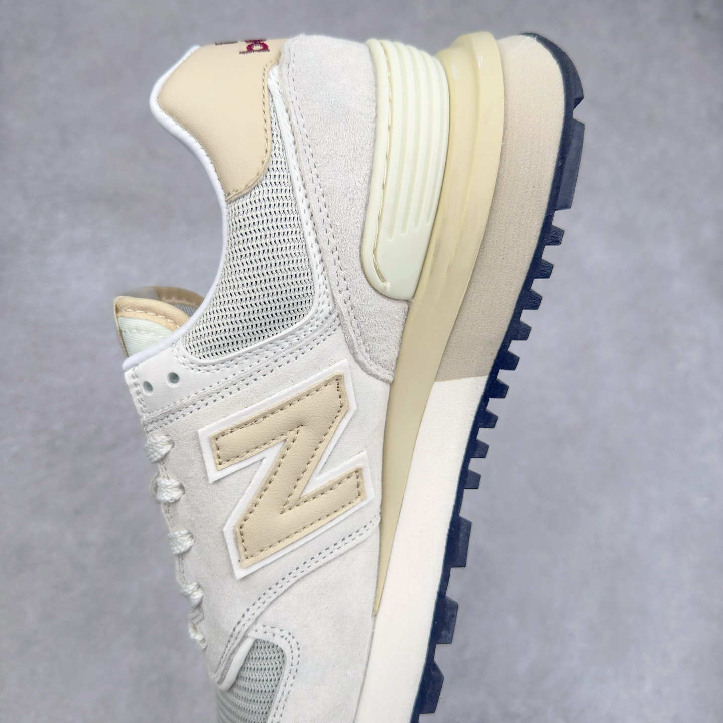 图片[7]-Stone Island x NB新百伦New Balance U574升级版系列低帮复古休闲运动慢跑鞋“石头岛联名军绿灰”U574LGST Stone Island x New Balance 574 Legacy迎来国内登场。作为双方的联名新品，一改此前的迎合跑鞋鞋型，采用更加适合日常穿搭上脚的 New Balance 574 Legacy 很难不让玩家动心，尤其是热衷 Stone Island 的岛民朋友。而此次更是采用 574 Legacy 作为蓝本，鞋款规格以及做工上更加精良。此次双方在配色选择上军绿色以及灰色作为主调，凸显出与 Stone Island 联名的硬核气质。优质的鞋身材质，也让整双鞋在熟悉的鞋型设计上，焕发出新的生机。鞋舌、鞋跟以及鞋垫点缀 Stone Island 标志性 LOGO，防撕裂织物鞋面、ABZORB 中底保证日常上脚的舒适度。尺码：36 36.5 37.5 38 38.5 39.5 40 40.5 41.5 42 42.5 43 44 45 46-选品中心