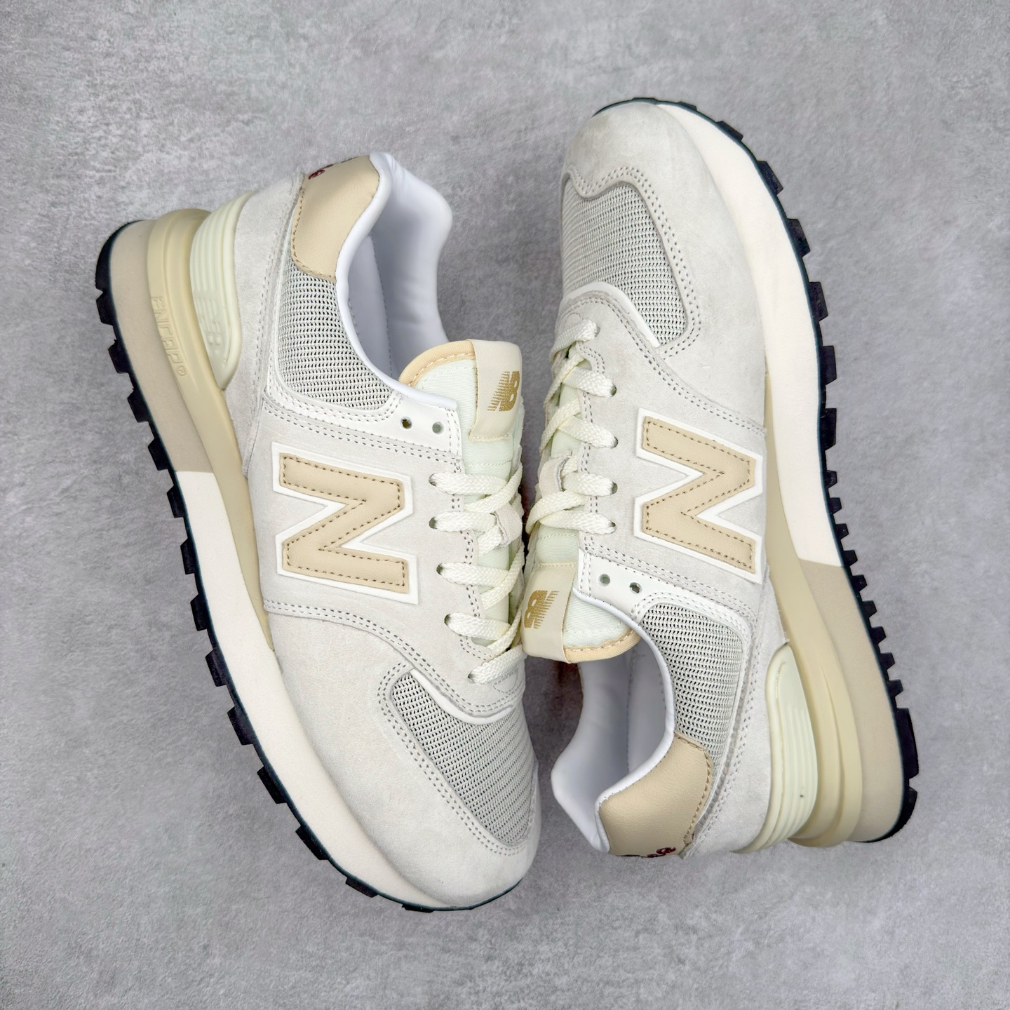 图片[3]-Stone Island x NB新百伦New Balance U574升级版系列低帮复古休闲运动慢跑鞋“石头岛联名军绿灰”U574LGST Stone Island x New Balance 574 Legacy迎来国内登场。作为双方的联名新品，一改此前的迎合跑鞋鞋型，采用更加适合日常穿搭上脚的 New Balance 574 Legacy 很难不让玩家动心，尤其是热衷 Stone Island 的岛民朋友。而此次更是采用 574 Legacy 作为蓝本，鞋款规格以及做工上更加精良。此次双方在配色选择上军绿色以及灰色作为主调，凸显出与 Stone Island 联名的硬核气质。优质的鞋身材质，也让整双鞋在熟悉的鞋型设计上，焕发出新的生机。鞋舌、鞋跟以及鞋垫点缀 Stone Island 标志性 LOGO，防撕裂织物鞋面、ABZORB 中底保证日常上脚的舒适度。尺码：36 36.5 37.5 38 38.5 39.5 40 40.5 41.5 42 42.5 43 44 45 46-选品中心