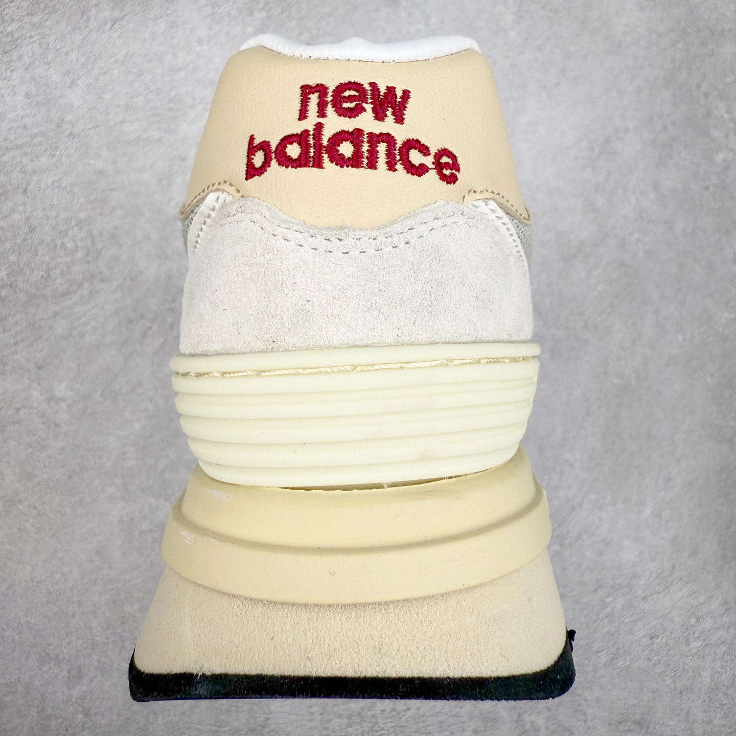 图片[8]-Stone Island x NB新百伦New Balance U574升级版系列低帮复古休闲运动慢跑鞋“石头岛联名军绿灰”U574LGST Stone Island x New Balance 574 Legacy迎来国内登场。作为双方的联名新品，一改此前的迎合跑鞋鞋型，采用更加适合日常穿搭上脚的 New Balance 574 Legacy 很难不让玩家动心，尤其是热衷 Stone Island 的岛民朋友。而此次更是采用 574 Legacy 作为蓝本，鞋款规格以及做工上更加精良。此次双方在配色选择上军绿色以及灰色作为主调，凸显出与 Stone Island 联名的硬核气质。优质的鞋身材质，也让整双鞋在熟悉的鞋型设计上，焕发出新的生机。鞋舌、鞋跟以及鞋垫点缀 Stone Island 标志性 LOGO，防撕裂织物鞋面、ABZORB 中底保证日常上脚的舒适度。尺码：36 36.5 37.5 38 38.5 39.5 40 40.5 41.5 42 42.5 43 44 45 46-选品中心