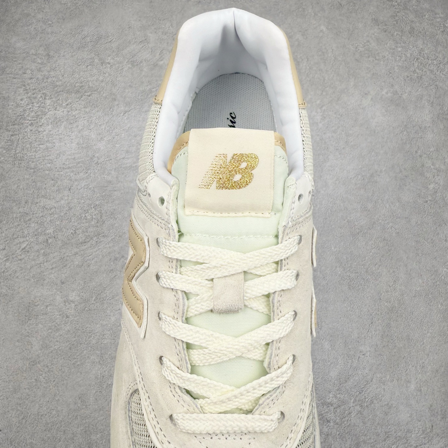 图片[5]-Stone Island x NB新百伦New Balance U574升级版系列低帮复古休闲运动慢跑鞋“石头岛联名军绿灰”U574LGST Stone Island x New Balance 574 Legacy迎来国内登场。作为双方的联名新品，一改此前的迎合跑鞋鞋型，采用更加适合日常穿搭上脚的 New Balance 574 Legacy 很难不让玩家动心，尤其是热衷 Stone Island 的岛民朋友。而此次更是采用 574 Legacy 作为蓝本，鞋款规格以及做工上更加精良。此次双方在配色选择上军绿色以及灰色作为主调，凸显出与 Stone Island 联名的硬核气质。优质的鞋身材质，也让整双鞋在熟悉的鞋型设计上，焕发出新的生机。鞋舌、鞋跟以及鞋垫点缀 Stone Island 标志性 LOGO，防撕裂织物鞋面、ABZORB 中底保证日常上脚的舒适度。尺码：36 36.5 37.5 38 38.5 39.5 40 40.5 41.5 42 42.5 43 44 45 46-选品中心