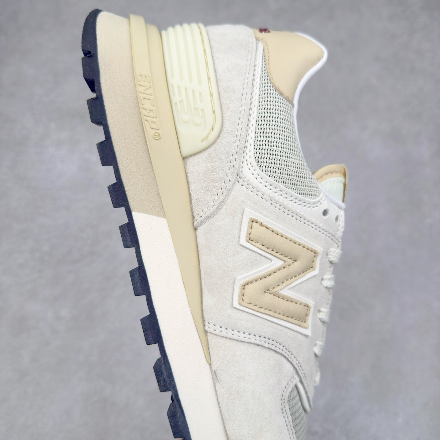 图片[6]-Stone Island x NB新百伦New Balance U574升级版系列低帮复古休闲运动慢跑鞋“石头岛联名军绿灰”U574LGST Stone Island x New Balance 574 Legacy迎来国内登场。作为双方的联名新品，一改此前的迎合跑鞋鞋型，采用更加适合日常穿搭上脚的 New Balance 574 Legacy 很难不让玩家动心，尤其是热衷 Stone Island 的岛民朋友。而此次更是采用 574 Legacy 作为蓝本，鞋款规格以及做工上更加精良。此次双方在配色选择上军绿色以及灰色作为主调，凸显出与 Stone Island 联名的硬核气质。优质的鞋身材质，也让整双鞋在熟悉的鞋型设计上，焕发出新的生机。鞋舌、鞋跟以及鞋垫点缀 Stone Island 标志性 LOGO，防撕裂织物鞋面、ABZORB 中底保证日常上脚的舒适度。尺码：36 36.5 37.5 38 38.5 39.5 40 40.5 41.5 42 42.5 43 44 45 46-选品中心