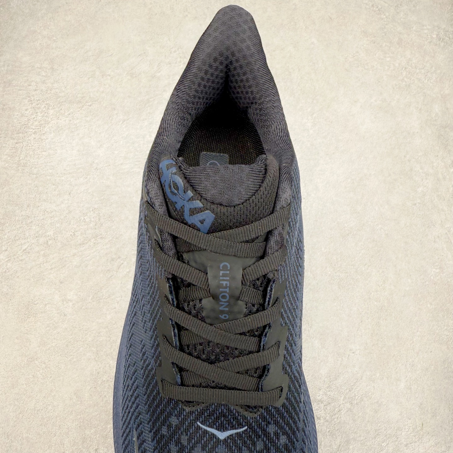 图片[5]-HOKA ONE ONE Clifton 克里夫顿9代专业性能减震公路跑步鞋 轻盈透气的针织网面和纱线的使用让鞋面更挺拔 增强鞋面的强度和支撑性能 搭配柔软的鞋舌 让双脚在舒适包裹中跑的更加畅快 全新泡棉中底 柔软的同时增强回弹性能 为不同跑者提供更平稳流畅的脚感 带来全面的缓冲保护 根据人体工程学设计的延长拉襟 后跟处弹软的海绵填充舒适固定 避免掉跟和摩擦 相比上一代光滑的内衬 Clifton 9的内衬增强了摩擦力 避免双脚在鞋内滑动 尺码：36 36.5 37.5 38 38.5 39 40 40.5 41 42 42.5 43 44 44.5 45-选品中心