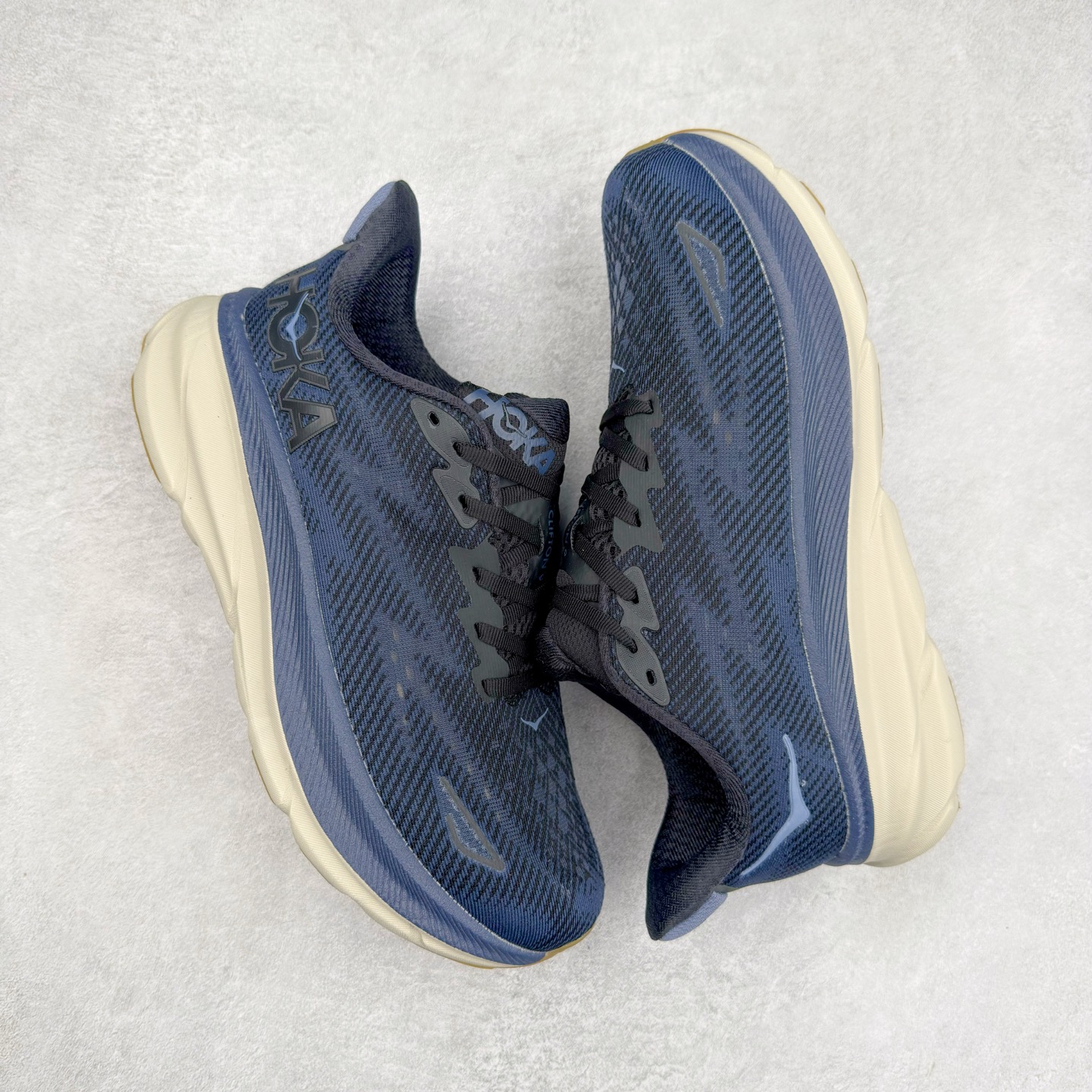 图片[3]-HOKA ONE ONE Clifton 克里夫顿9代专业性能减震公路跑步鞋 轻盈透气的针织网面和纱线的使用让鞋面更挺拔 增强鞋面的强度和支撑性能 搭配柔软的鞋舌 让双脚在舒适包裹中跑的更加畅快 全新泡棉中底 柔软的同时增强回弹性能 为不同跑者提供更平稳流畅的脚感 带来全面的缓冲保护 根据人体工程学设计的延长拉襟 后跟处弹软的海绵填充舒适固定 避免掉跟和摩擦 相比上一代光滑的内衬 Clifton 9的内衬增强了摩擦力 避免双脚在鞋内滑动 尺码：36 36.5 37.5 38 38.5 39 40 40.5 41 42 42.5 43 44 44.5 45-选品中心