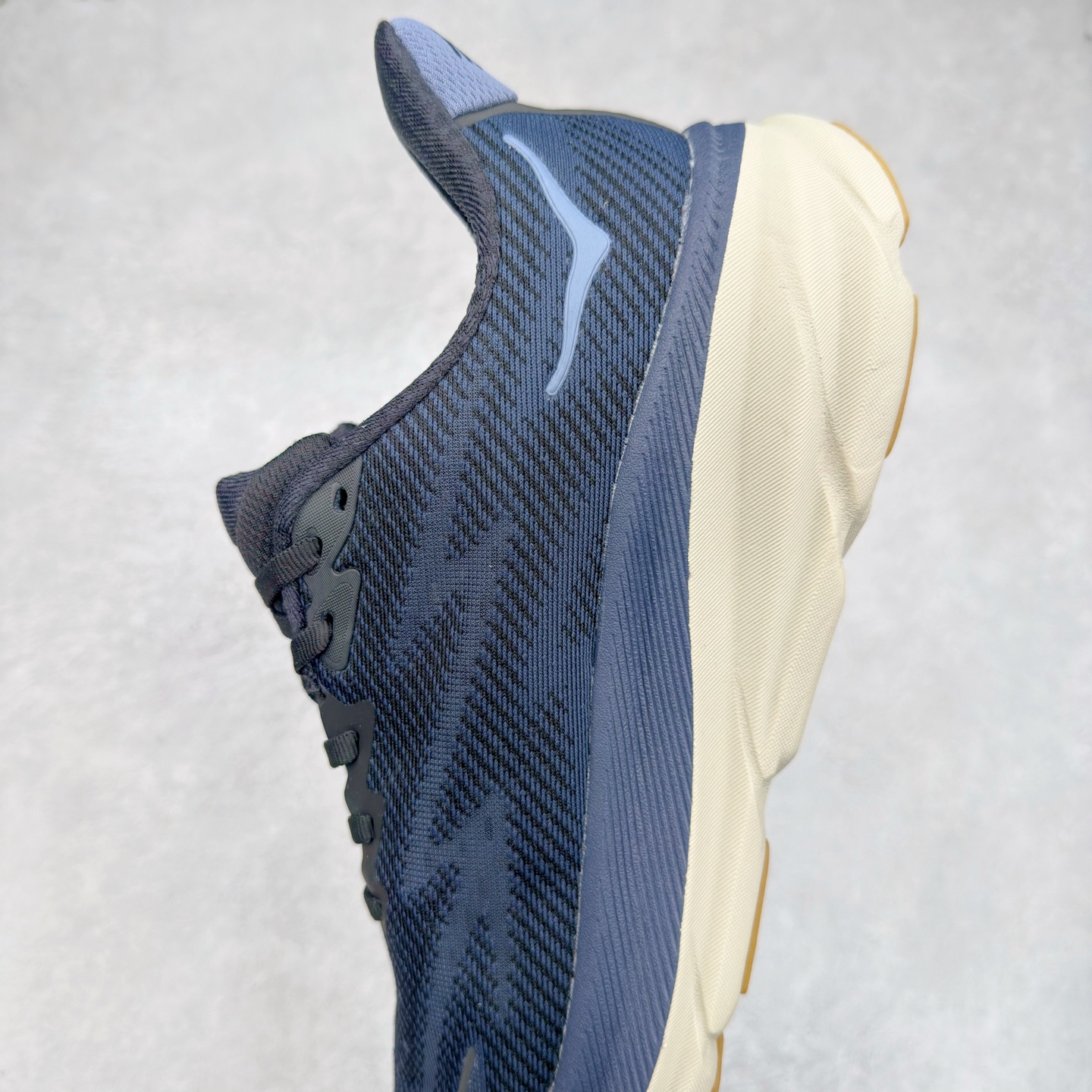 图片[7]-HOKA ONE ONE Clifton 克里夫顿9代专业性能减震公路跑步鞋 轻盈透气的针织网面和纱线的使用让鞋面更挺拔 增强鞋面的强度和支撑性能 搭配柔软的鞋舌 让双脚在舒适包裹中跑的更加畅快 全新泡棉中底 柔软的同时增强回弹性能 为不同跑者提供更平稳流畅的脚感 带来全面的缓冲保护 根据人体工程学设计的延长拉襟 后跟处弹软的海绵填充舒适固定 避免掉跟和摩擦 相比上一代光滑的内衬 Clifton 9的内衬增强了摩擦力 避免双脚在鞋内滑动 尺码：36 36.5 37.5 38 38.5 39 40 40.5 41 42 42.5 43 44 44.5 45-选品中心