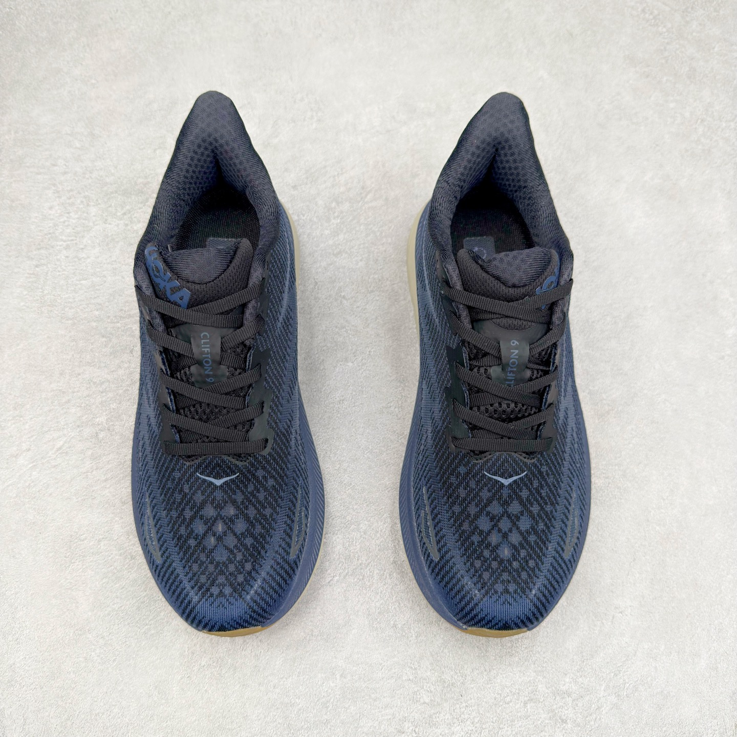 图片[2]-HOKA ONE ONE Clifton 克里夫顿9代专业性能减震公路跑步鞋 轻盈透气的针织网面和纱线的使用让鞋面更挺拔 增强鞋面的强度和支撑性能 搭配柔软的鞋舌 让双脚在舒适包裹中跑的更加畅快 全新泡棉中底 柔软的同时增强回弹性能 为不同跑者提供更平稳流畅的脚感 带来全面的缓冲保护 根据人体工程学设计的延长拉襟 后跟处弹软的海绵填充舒适固定 避免掉跟和摩擦 相比上一代光滑的内衬 Clifton 9的内衬增强了摩擦力 避免双脚在鞋内滑动 尺码：36 36.5 37.5 38 38.5 39 40 40.5 41 42 42.5 43 44 44.5 45-选品中心