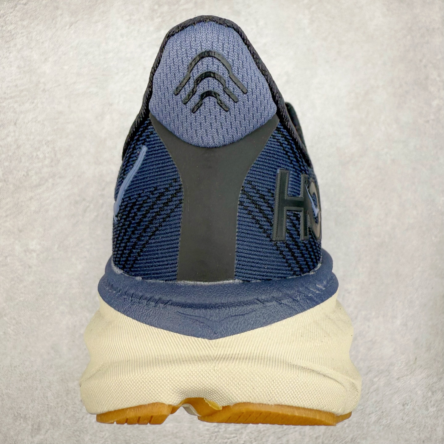 图片[8]-HOKA ONE ONE Clifton 克里夫顿9代专业性能减震公路跑步鞋 轻盈透气的针织网面和纱线的使用让鞋面更挺拔 增强鞋面的强度和支撑性能 搭配柔软的鞋舌 让双脚在舒适包裹中跑的更加畅快 全新泡棉中底 柔软的同时增强回弹性能 为不同跑者提供更平稳流畅的脚感 带来全面的缓冲保护 根据人体工程学设计的延长拉襟 后跟处弹软的海绵填充舒适固定 避免掉跟和摩擦 相比上一代光滑的内衬 Clifton 9的内衬增强了摩擦力 避免双脚在鞋内滑动 尺码：36 36.5 37.5 38 38.5 39 40 40.5 41 42 42.5 43 44 44.5 45-选品中心