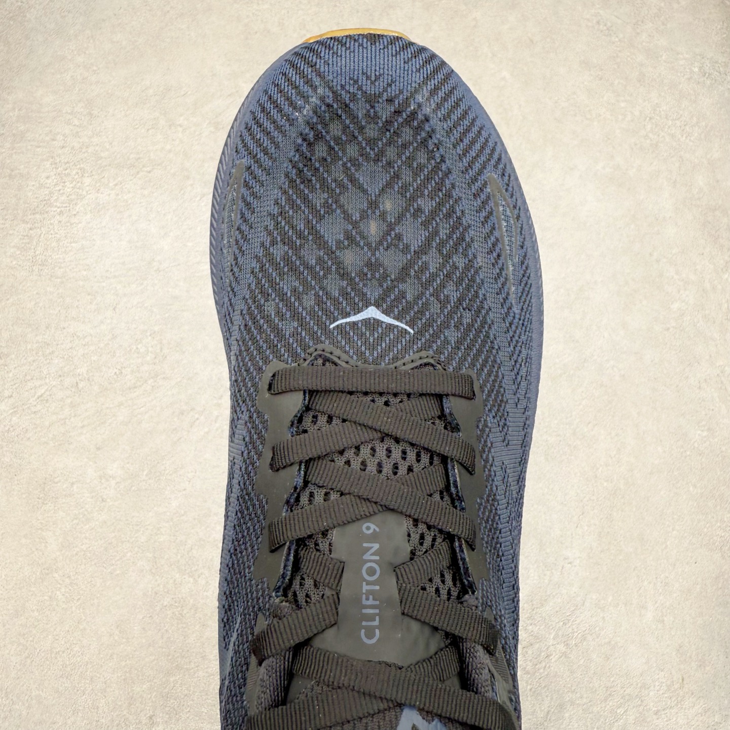 图片[4]-HOKA ONE ONE Clifton 克里夫顿9代专业性能减震公路跑步鞋 轻盈透气的针织网面和纱线的使用让鞋面更挺拔 增强鞋面的强度和支撑性能 搭配柔软的鞋舌 让双脚在舒适包裹中跑的更加畅快 全新泡棉中底 柔软的同时增强回弹性能 为不同跑者提供更平稳流畅的脚感 带来全面的缓冲保护 根据人体工程学设计的延长拉襟 后跟处弹软的海绵填充舒适固定 避免掉跟和摩擦 相比上一代光滑的内衬 Clifton 9的内衬增强了摩擦力 避免双脚在鞋内滑动 尺码：36 36.5 37.5 38 38.5 39 40 40.5 41 42 42.5 43 44 44.5 45-选品中心