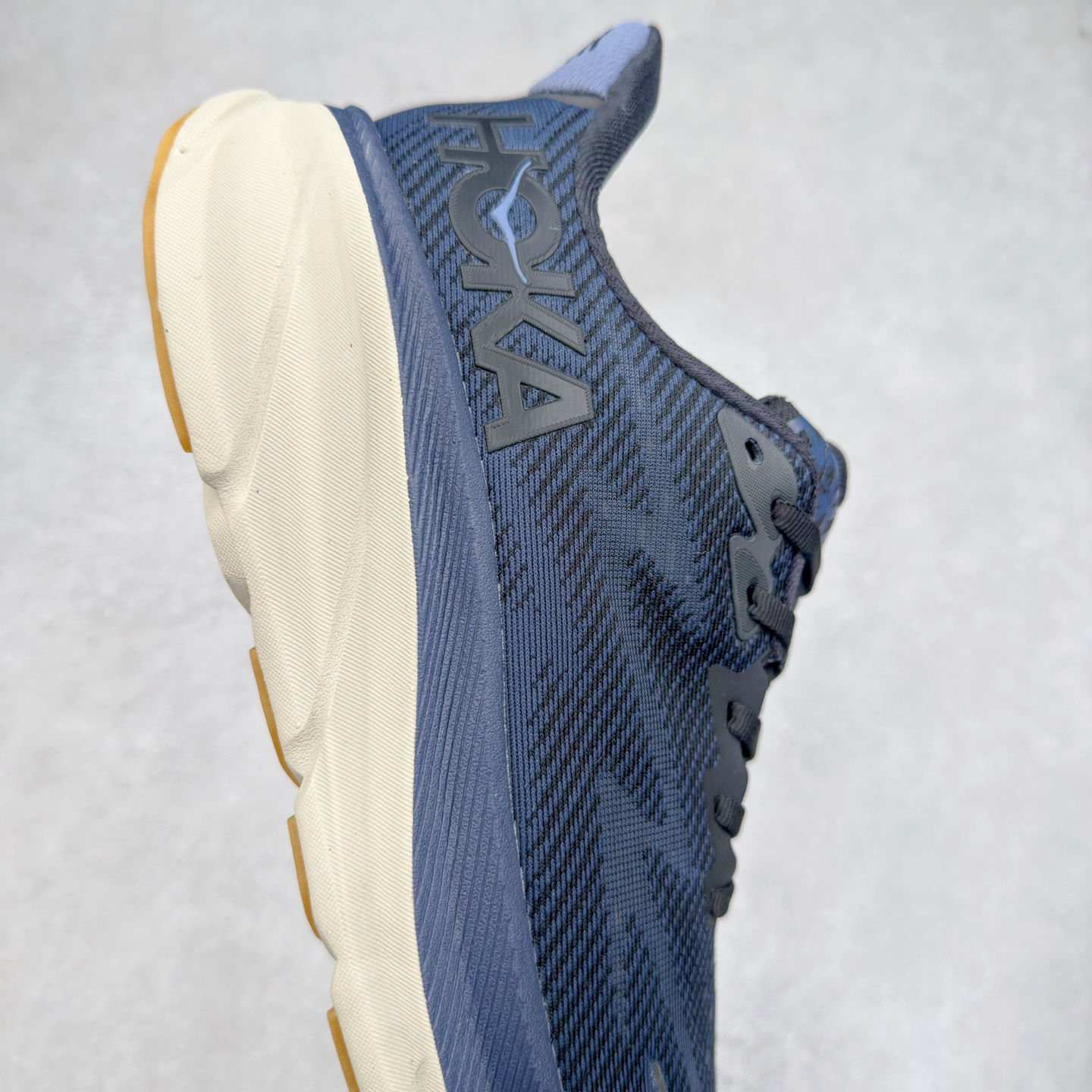 图片[6]-HOKA ONE ONE Clifton 克里夫顿9代专业性能减震公路跑步鞋 轻盈透气的针织网面和纱线的使用让鞋面更挺拔 增强鞋面的强度和支撑性能 搭配柔软的鞋舌 让双脚在舒适包裹中跑的更加畅快 全新泡棉中底 柔软的同时增强回弹性能 为不同跑者提供更平稳流畅的脚感 带来全面的缓冲保护 根据人体工程学设计的延长拉襟 后跟处弹软的海绵填充舒适固定 避免掉跟和摩擦 相比上一代光滑的内衬 Clifton 9的内衬增强了摩擦力 避免双脚在鞋内滑动 尺码：36 36.5 37.5 38 38.5 39 40 40.5 41 42 42.5 43 44 44.5 45-选品中心