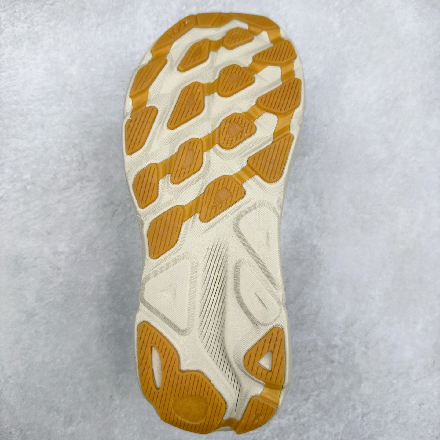 图片[9]-HOKA ONE ONE Clifton 克里夫顿9代专业性能减震公路跑步鞋 轻盈透气的针织网面和纱线的使用让鞋面更挺拔 增强鞋面的强度和支撑性能 搭配柔软的鞋舌 让双脚在舒适包裹中跑的更加畅快 全新泡棉中底 柔软的同时增强回弹性能 为不同跑者提供更平稳流畅的脚感 带来全面的缓冲保护 根据人体工程学设计的延长拉襟 后跟处弹软的海绵填充舒适固定 避免掉跟和摩擦 相比上一代光滑的内衬 Clifton 9的内衬增强了摩擦力 避免双脚在鞋内滑动 尺码：36 36.5 37.5 38 38.5 39 40 40.5 41 42 42.5 43 44 44.5 45-选品中心