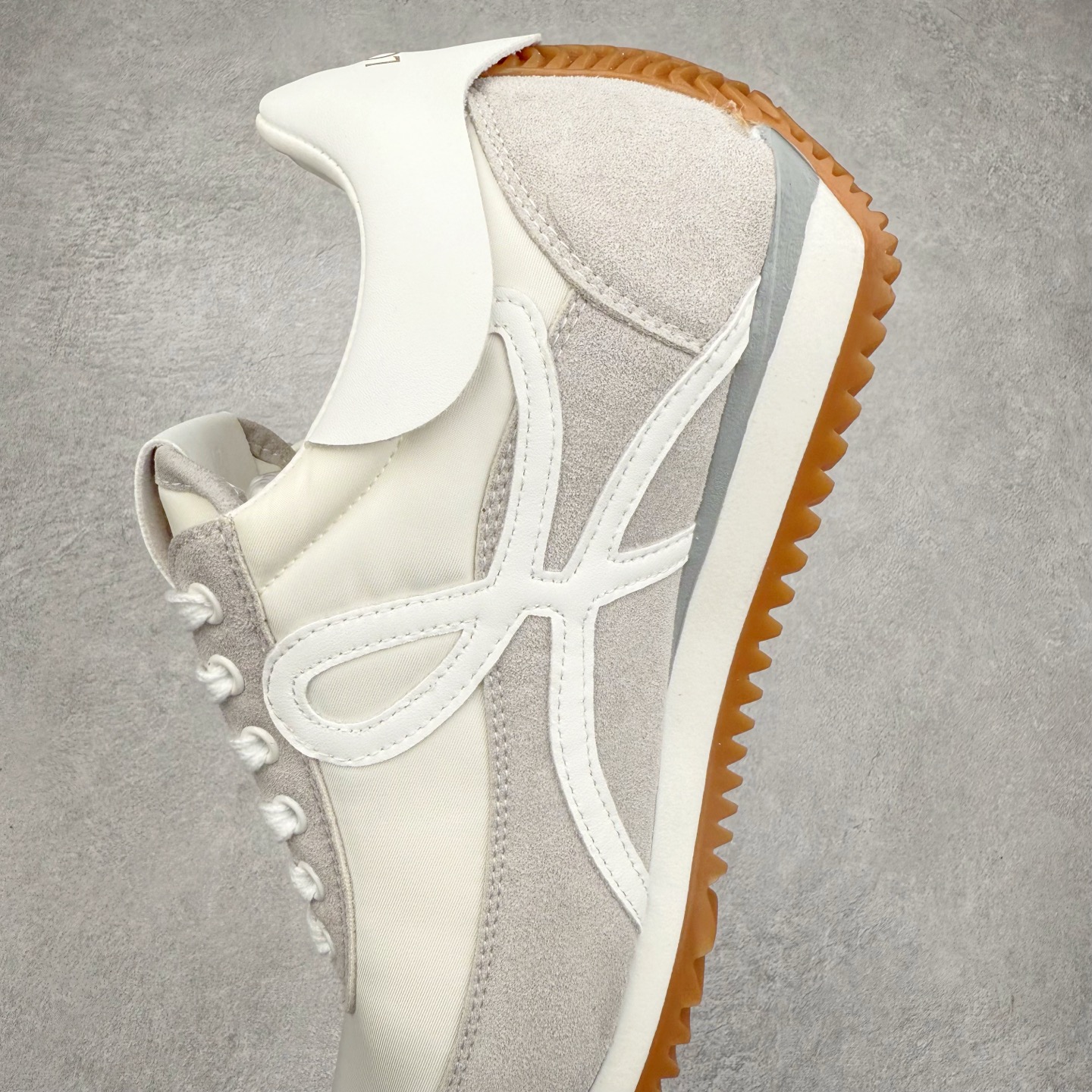 图片[7]-罗意威Loewe Ballet Runner 2.0 Sneakers 芭蕾舞2.0系列阿甘复古风德训薄底百搭休闲运动鞋 市面最高性价比 实体平台跑量 主打推荐好货 采用反绒牛皮革拼接头层皮饰片鞋面材质鞋身原装高密度防刮尼龙面料,极好柔软效果双层乳胶缓震鞋垫外部搭配轻量EVA缓震组合橡胶防滑片装外底不对称鞋头设计、袜状内部结构，轻盈橡胶外底延伸至鞋头 20 毫米鞋跟，附白色和同色系鞋带侧面饰有 L 徽标，鞋舌饰有压纹 Anagram 后跟标签饰有注塑橡胶 LOEWE 标志升级原楦型开发纸版全手工拉帮工艺成型 尺码：35 36 37 38 39 40-选品中心