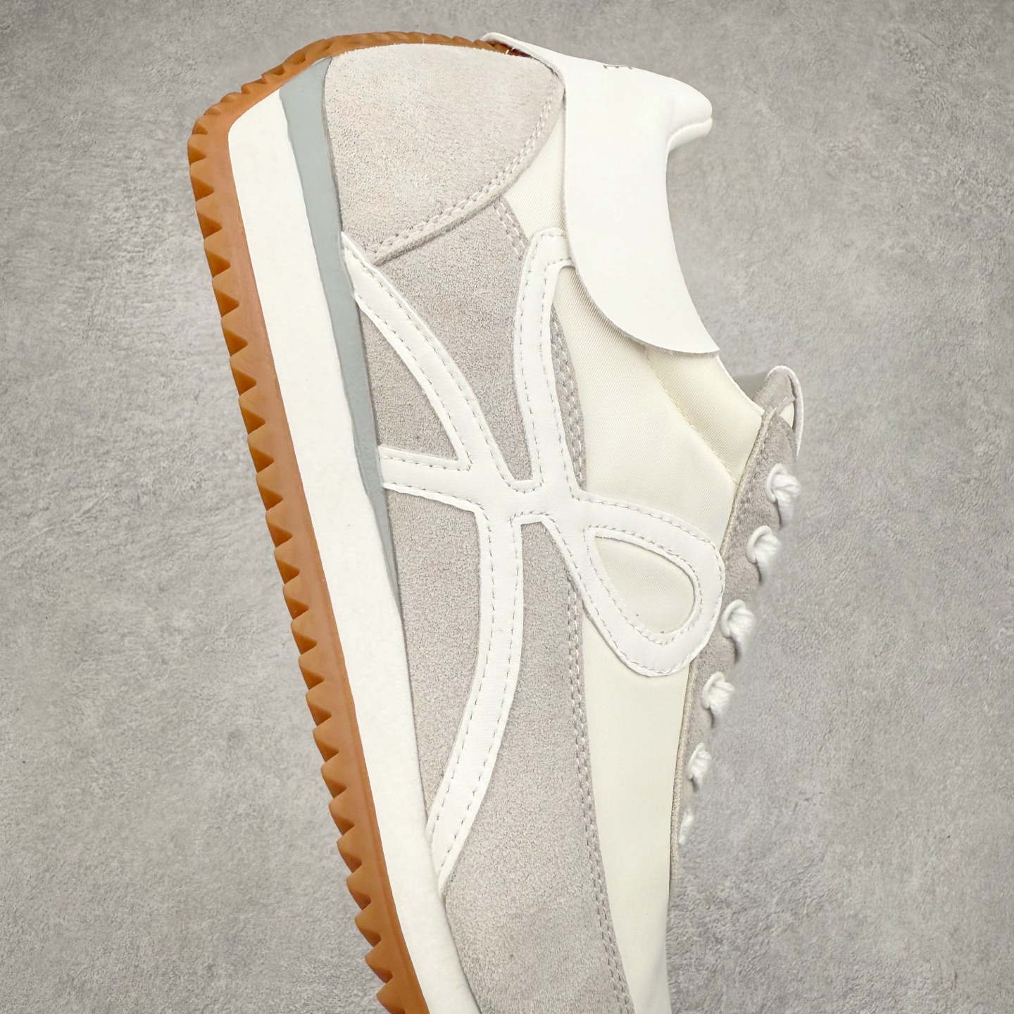 图片[6]-罗意威Loewe Ballet Runner 2.0 Sneakers 芭蕾舞2.0系列阿甘复古风德训薄底百搭休闲运动鞋 市面最高性价比 实体平台跑量 主打推荐好货 采用反绒牛皮革拼接头层皮饰片鞋面材质鞋身原装高密度防刮尼龙面料,极好柔软效果双层乳胶缓震鞋垫外部搭配轻量EVA缓震组合橡胶防滑片装外底不对称鞋头设计、袜状内部结构，轻盈橡胶外底延伸至鞋头 20 毫米鞋跟，附白色和同色系鞋带侧面饰有 L 徽标，鞋舌饰有压纹 Anagram 后跟标签饰有注塑橡胶 LOEWE 标志升级原楦型开发纸版全手工拉帮工艺成型 尺码：35 36 37 38 39 40-选品中心