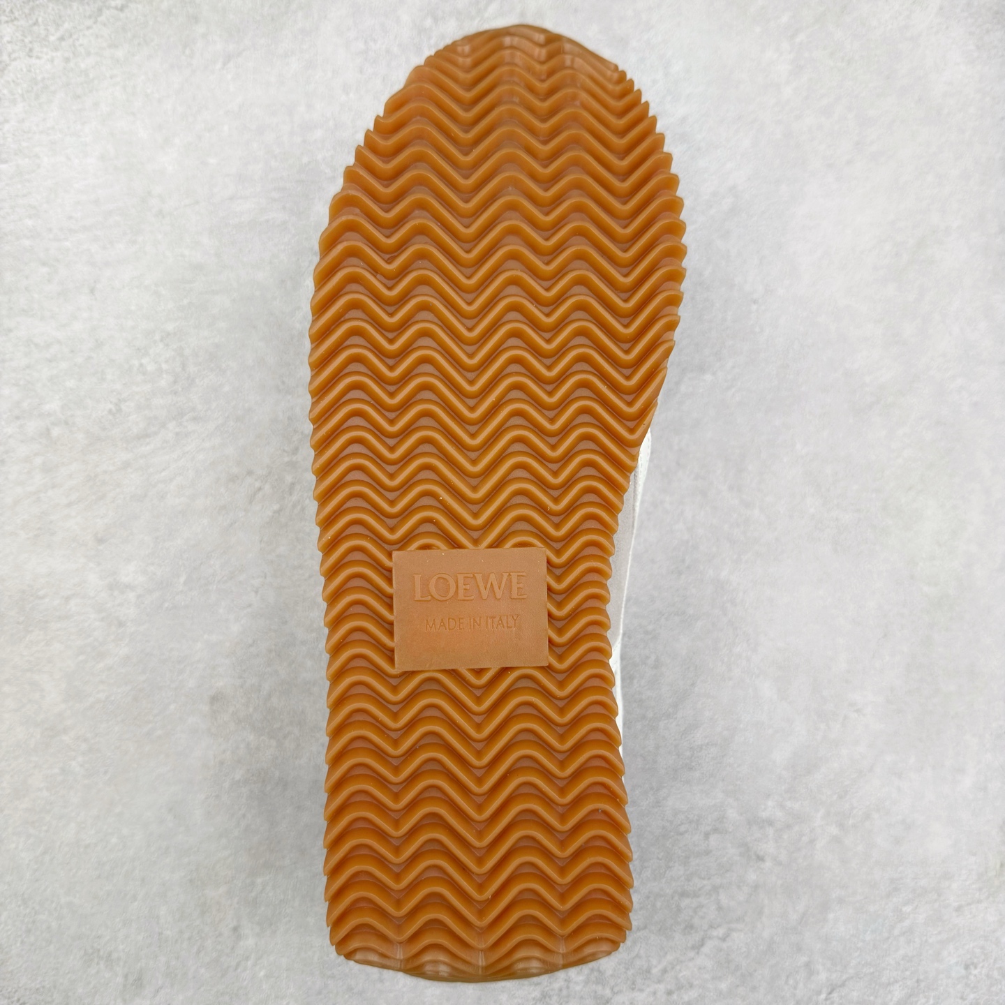 图片[9]-罗意威Loewe Ballet Runner 2.0 Sneakers 芭蕾舞2.0系列阿甘复古风德训薄底百搭休闲运动鞋 市面最高性价比 实体平台跑量 主打推荐好货 采用反绒牛皮革拼接头层皮饰片鞋面材质鞋身原装高密度防刮尼龙面料,极好柔软效果双层乳胶缓震鞋垫外部搭配轻量EVA缓震组合橡胶防滑片装外底不对称鞋头设计、袜状内部结构，轻盈橡胶外底延伸至鞋头 20 毫米鞋跟，附白色和同色系鞋带侧面饰有 L 徽标，鞋舌饰有压纹 Anagram 后跟标签饰有注塑橡胶 LOEWE 标志升级原楦型开发纸版全手工拉帮工艺成型 尺码：35 36 37 38 39 40-选品中心