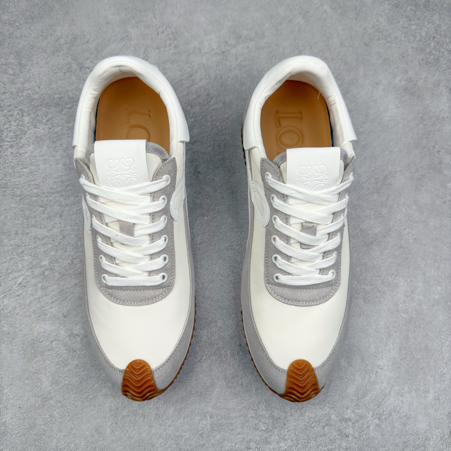 图片[2]-罗意威Loewe Ballet Runner 2.0 Sneakers 芭蕾舞2.0系列阿甘复古风德训薄底百搭休闲运动鞋 市面最高性价比 实体平台跑量 主打推荐好货 采用反绒牛皮革拼接头层皮饰片鞋面材质鞋身原装高密度防刮尼龙面料,极好柔软效果双层乳胶缓震鞋垫外部搭配轻量EVA缓震组合橡胶防滑片装外底不对称鞋头设计、袜状内部结构，轻盈橡胶外底延伸至鞋头 20 毫米鞋跟，附白色和同色系鞋带侧面饰有 L 徽标，鞋舌饰有压纹 Anagram 后跟标签饰有注塑橡胶 LOEWE 标志升级原楦型开发纸版全手工拉帮工艺成型 尺码：35 36 37 38 39 40-选品中心