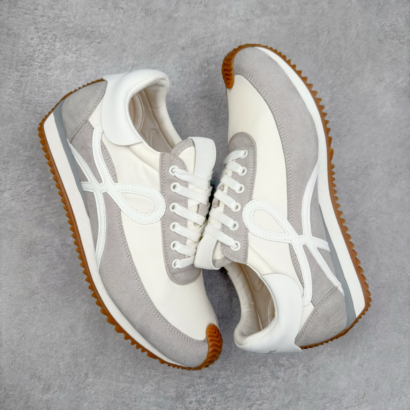 图片[3]-罗意威Loewe Ballet Runner 2.0 Sneakers 芭蕾舞2.0系列阿甘复古风德训薄底百搭休闲运动鞋 市面最高性价比 实体平台跑量 主打推荐好货 采用反绒牛皮革拼接头层皮饰片鞋面材质鞋身原装高密度防刮尼龙面料,极好柔软效果双层乳胶缓震鞋垫外部搭配轻量EVA缓震组合橡胶防滑片装外底不对称鞋头设计、袜状内部结构，轻盈橡胶外底延伸至鞋头 20 毫米鞋跟，附白色和同色系鞋带侧面饰有 L 徽标，鞋舌饰有压纹 Anagram 后跟标签饰有注塑橡胶 LOEWE 标志升级原楦型开发纸版全手工拉帮工艺成型 尺码：35 36 37 38 39 40-选品中心