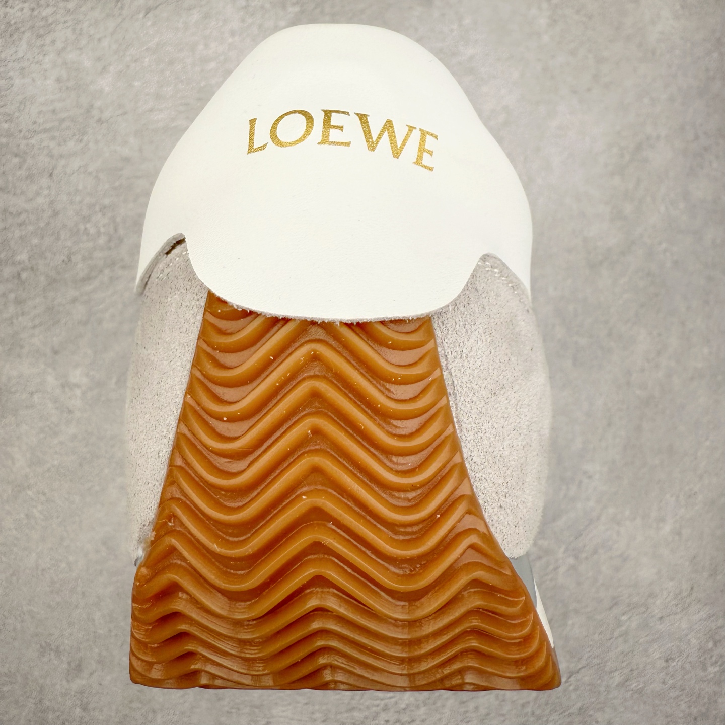 图片[8]-罗意威Loewe Ballet Runner 2.0 Sneakers 芭蕾舞2.0系列阿甘复古风德训薄底百搭休闲运动鞋 市面最高性价比 实体平台跑量 主打推荐好货 采用反绒牛皮革拼接头层皮饰片鞋面材质鞋身原装高密度防刮尼龙面料,极好柔软效果双层乳胶缓震鞋垫外部搭配轻量EVA缓震组合橡胶防滑片装外底不对称鞋头设计、袜状内部结构，轻盈橡胶外底延伸至鞋头 20 毫米鞋跟，附白色和同色系鞋带侧面饰有 L 徽标，鞋舌饰有压纹 Anagram 后跟标签饰有注塑橡胶 LOEWE 标志升级原楦型开发纸版全手工拉帮工艺成型 尺码：35 36 37 38 39 40-选品中心