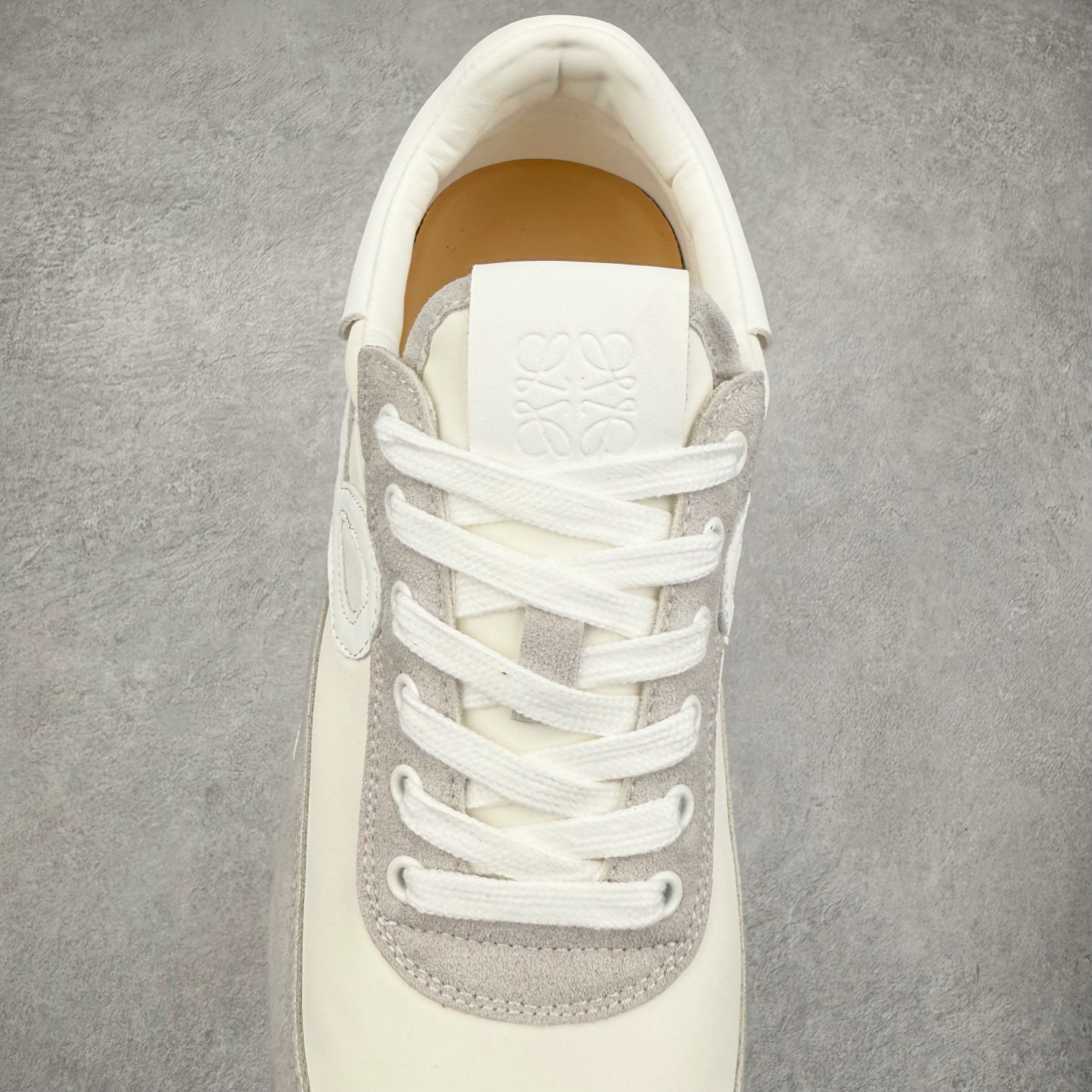 图片[5]-罗意威Loewe Ballet Runner 2.0 Sneakers 芭蕾舞2.0系列阿甘复古风德训薄底百搭休闲运动鞋 市面最高性价比 实体平台跑量 主打推荐好货 采用反绒牛皮革拼接头层皮饰片鞋面材质鞋身原装高密度防刮尼龙面料,极好柔软效果双层乳胶缓震鞋垫外部搭配轻量EVA缓震组合橡胶防滑片装外底不对称鞋头设计、袜状内部结构，轻盈橡胶外底延伸至鞋头 20 毫米鞋跟，附白色和同色系鞋带侧面饰有 L 徽标，鞋舌饰有压纹 Anagram 后跟标签饰有注塑橡胶 LOEWE 标志升级原楦型开发纸版全手工拉帮工艺成型 尺码：35 36 37 38 39 40-选品中心