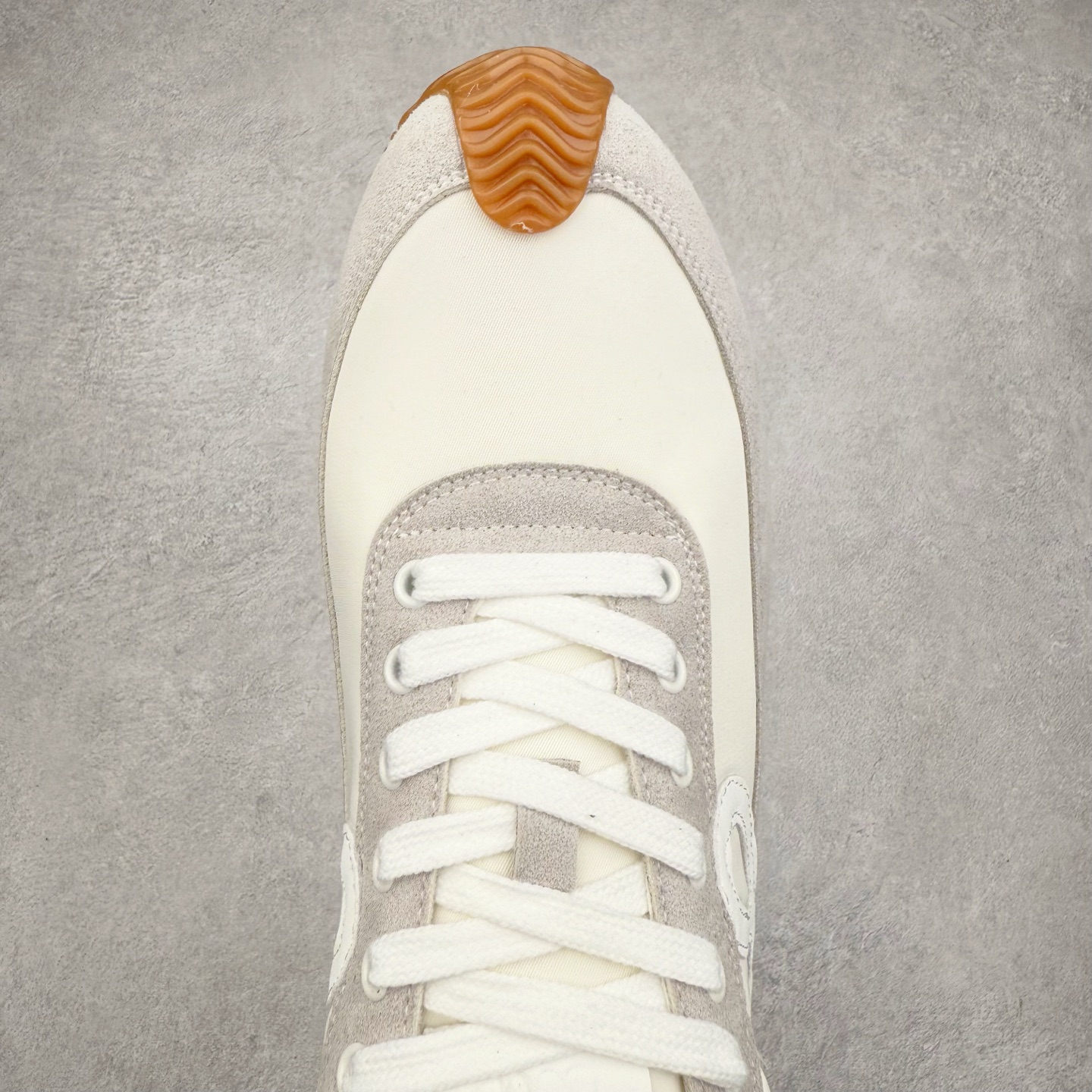 图片[4]-罗意威Loewe Ballet Runner 2.0 Sneakers 芭蕾舞2.0系列阿甘复古风德训薄底百搭休闲运动鞋 市面最高性价比 实体平台跑量 主打推荐好货 采用反绒牛皮革拼接头层皮饰片鞋面材质鞋身原装高密度防刮尼龙面料,极好柔软效果双层乳胶缓震鞋垫外部搭配轻量EVA缓震组合橡胶防滑片装外底不对称鞋头设计、袜状内部结构，轻盈橡胶外底延伸至鞋头 20 毫米鞋跟，附白色和同色系鞋带侧面饰有 L 徽标，鞋舌饰有压纹 Anagram 后跟标签饰有注塑橡胶 LOEWE 标志升级原楦型开发纸版全手工拉帮工艺成型 尺码：35 36 37 38 39 40-选品中心