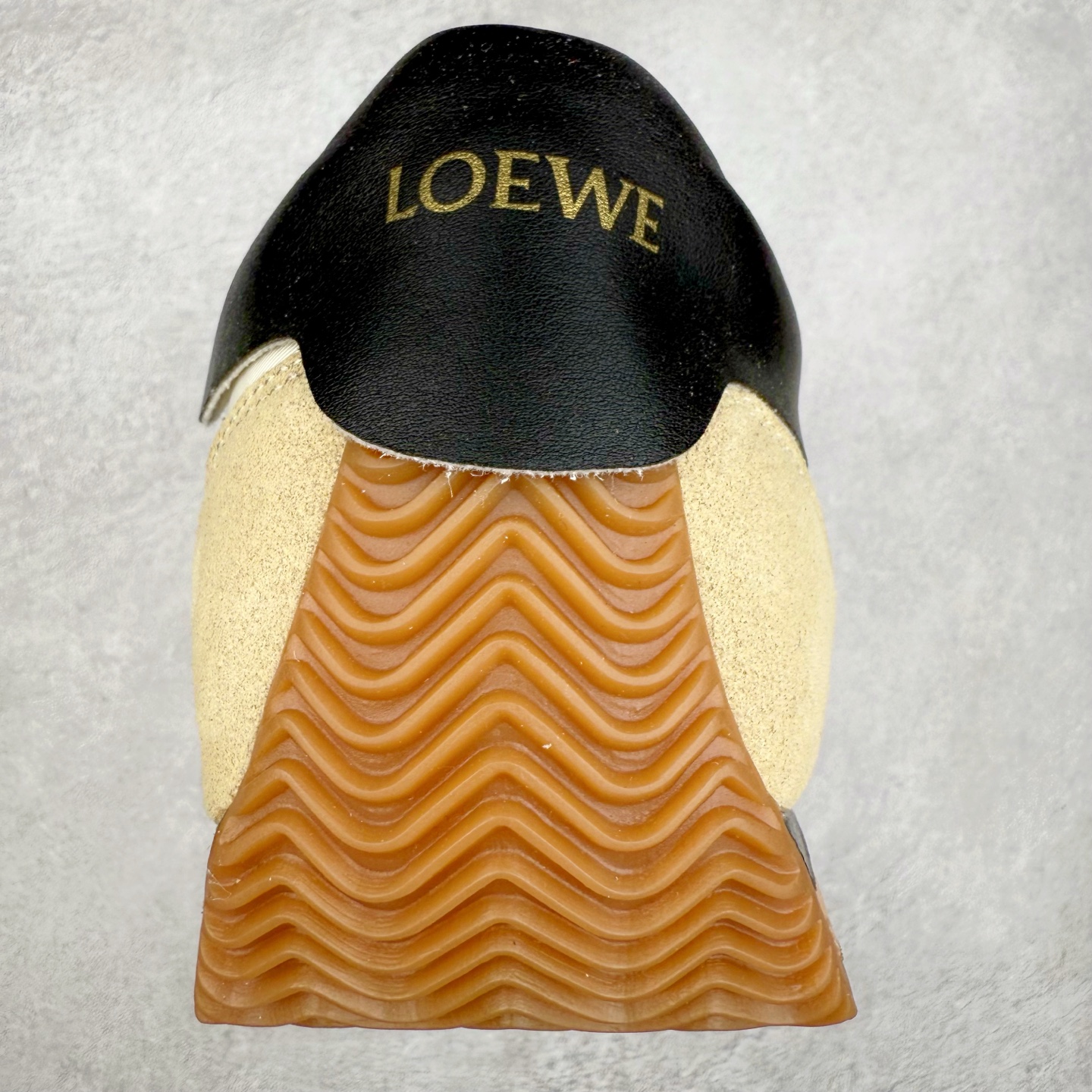 图片[8]-罗意威Loewe Ballet Runner 2.0 Sneakers 芭蕾舞2.0系列阿甘复古风德训薄底百搭休闲运动鞋 市面最高性价比 实体平台跑量 主打推荐好货 采用反绒牛皮革拼接头层皮饰片鞋面材质鞋身原装高密度防刮尼龙面料,极好柔软效果双层乳胶缓震鞋垫外部搭配轻量EVA缓震组合橡胶防滑片装外底不对称鞋头设计、袜状内部结构，轻盈橡胶外底延伸至鞋头 20 毫米鞋跟，附白色和同色系鞋带侧面饰有 L 徽标，鞋舌饰有压纹 Anagram 后跟标签饰有注塑橡胶 LOEWE 标志升级原楦型开发纸版全手工拉帮工艺成型 尺码：35 36 37 38 39 40-选品中心